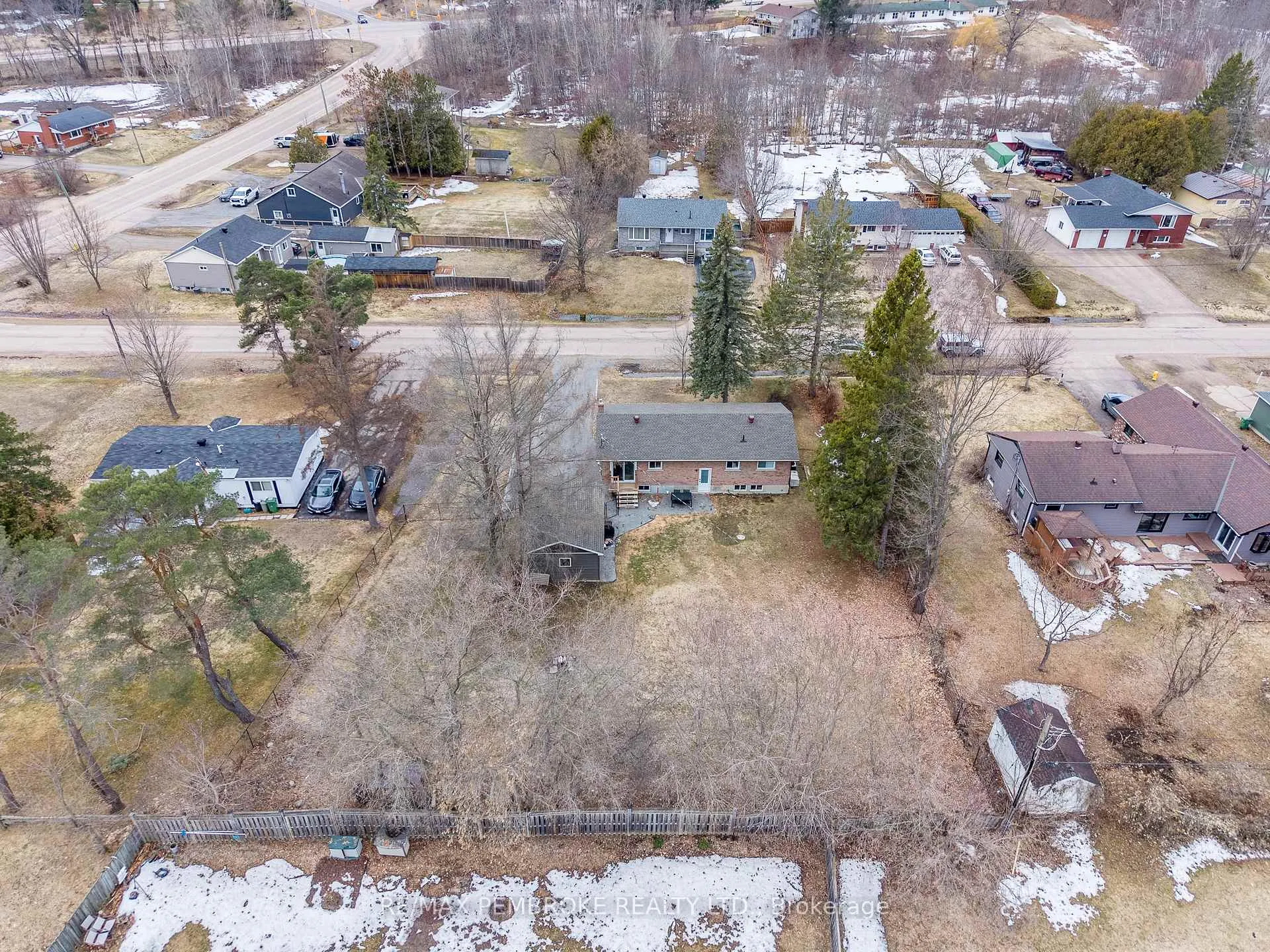 Photo 3 of 790 Lakeview Drive, Petawawa — HOMEH