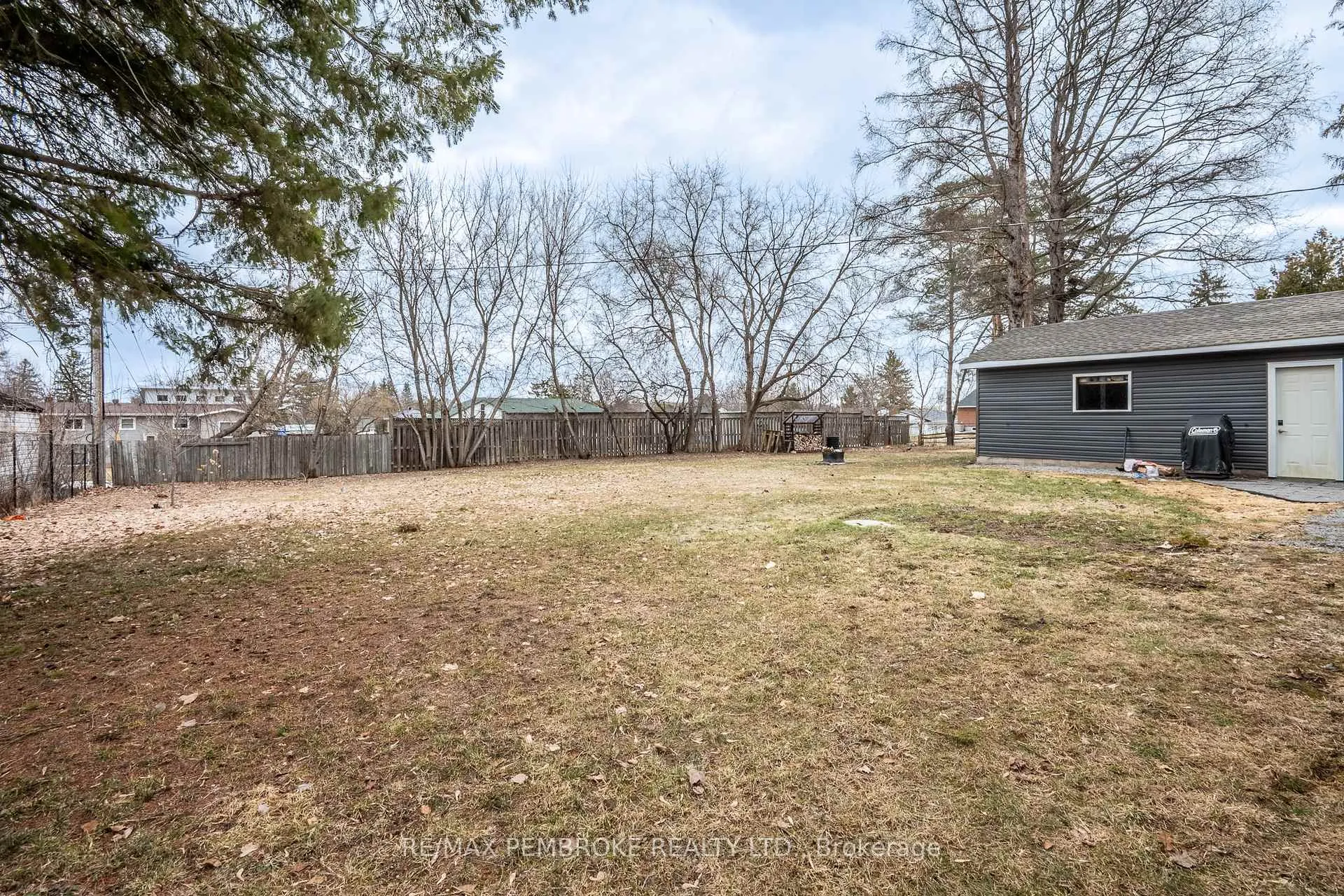 Photo 4 of 790 Lakeview Drive, Petawawa — HOMEH