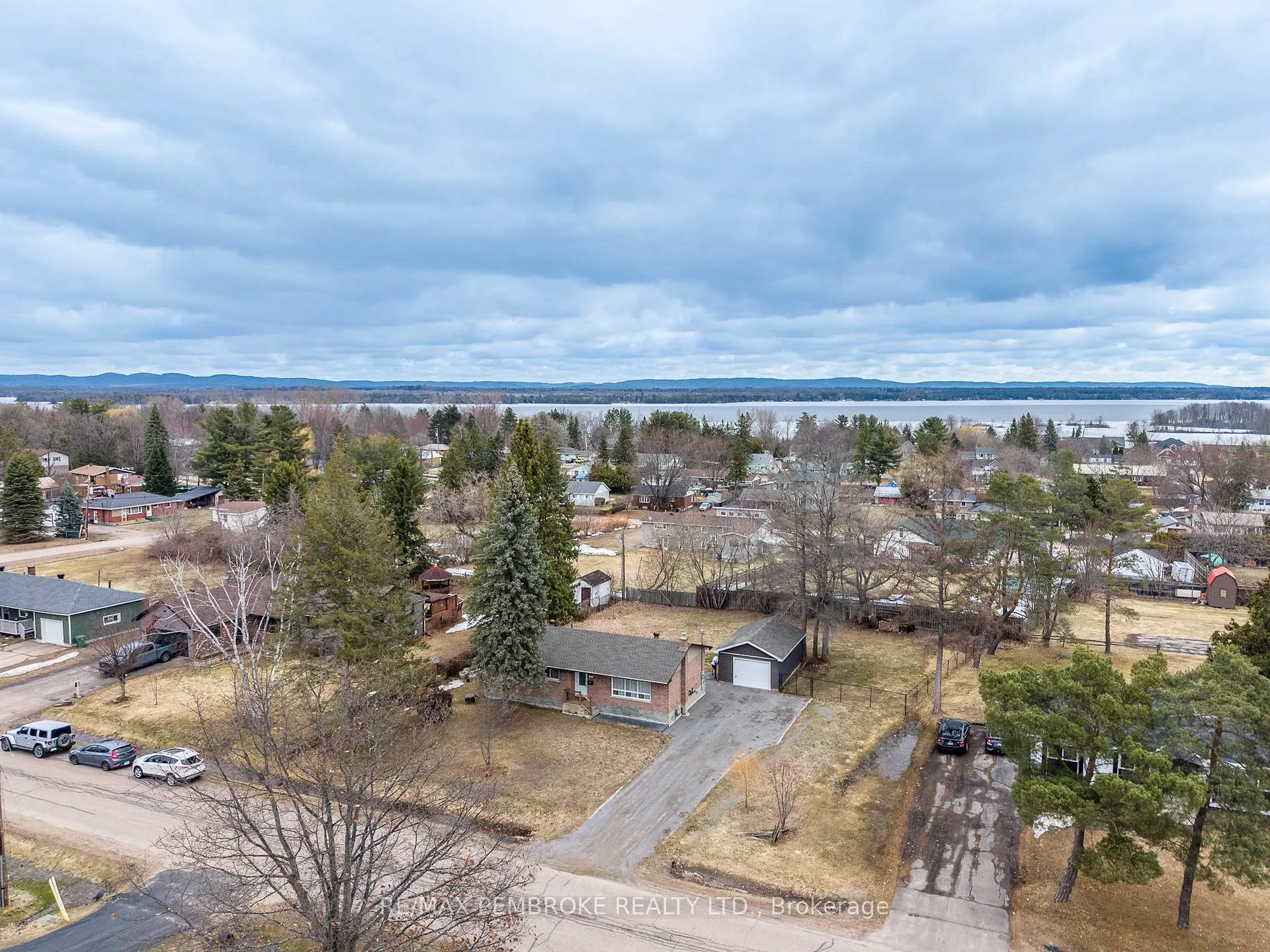 Photo 33 of 790 Lakeview Drive, Petawawa — HOMEH