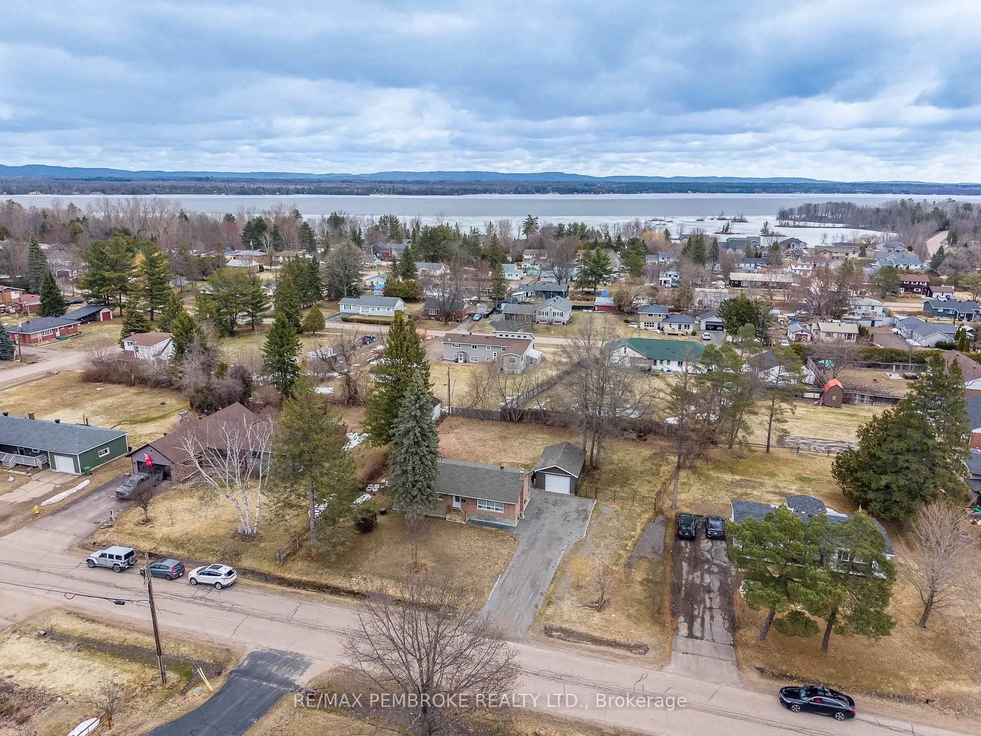 Photo 35 of 790 Lakeview Drive, Petawawa — HOMEH