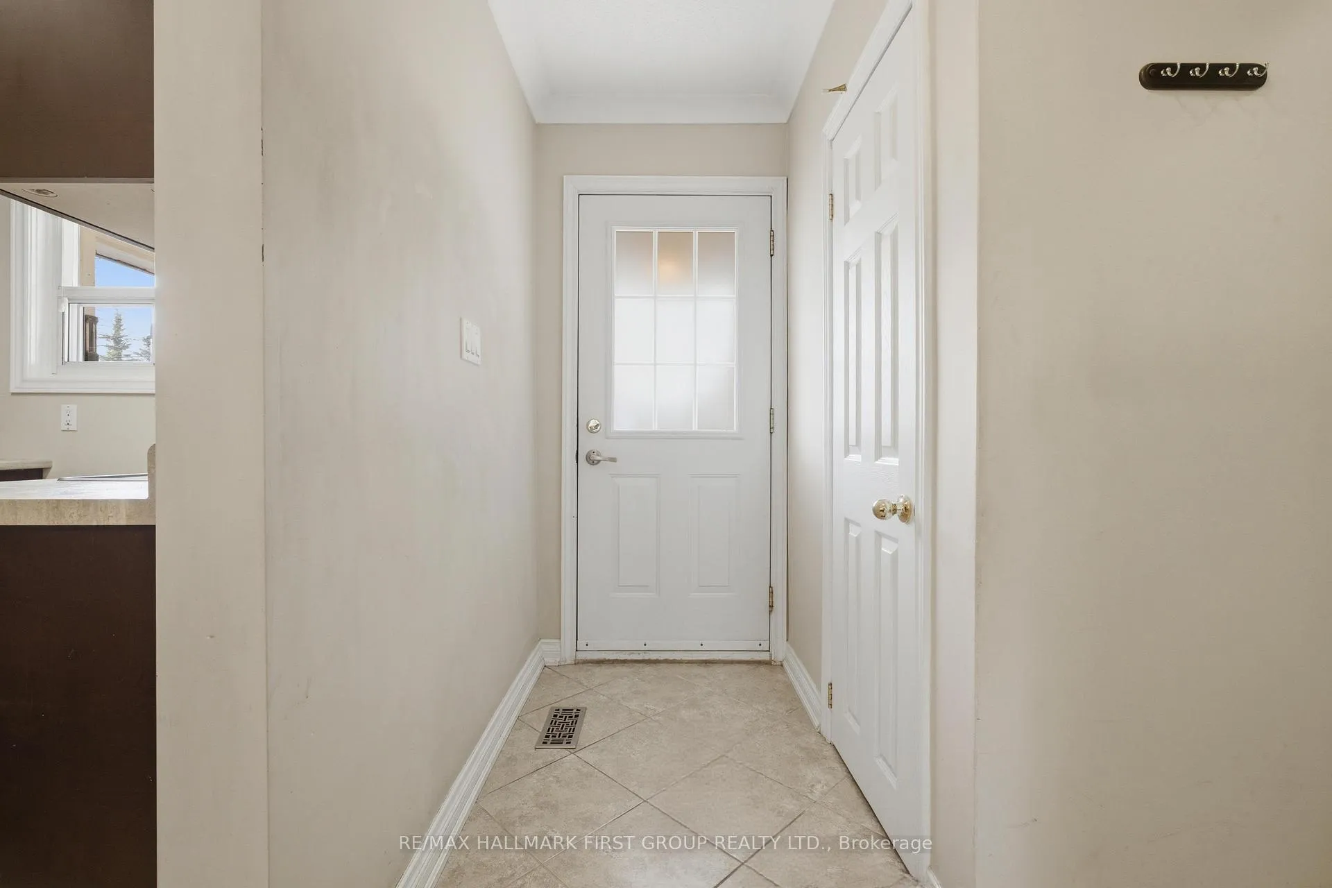 Photo 4 of Unit Main, 303 Rossland Road W, Whitby, Williamsburg — HOMEH