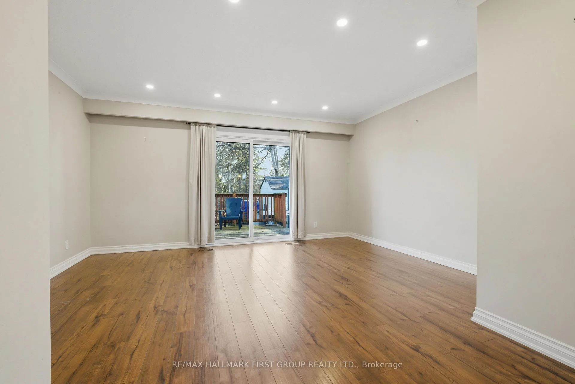Photo 5 of Unit Main, 303 Rossland Road W, Whitby, Williamsburg — HOMEH