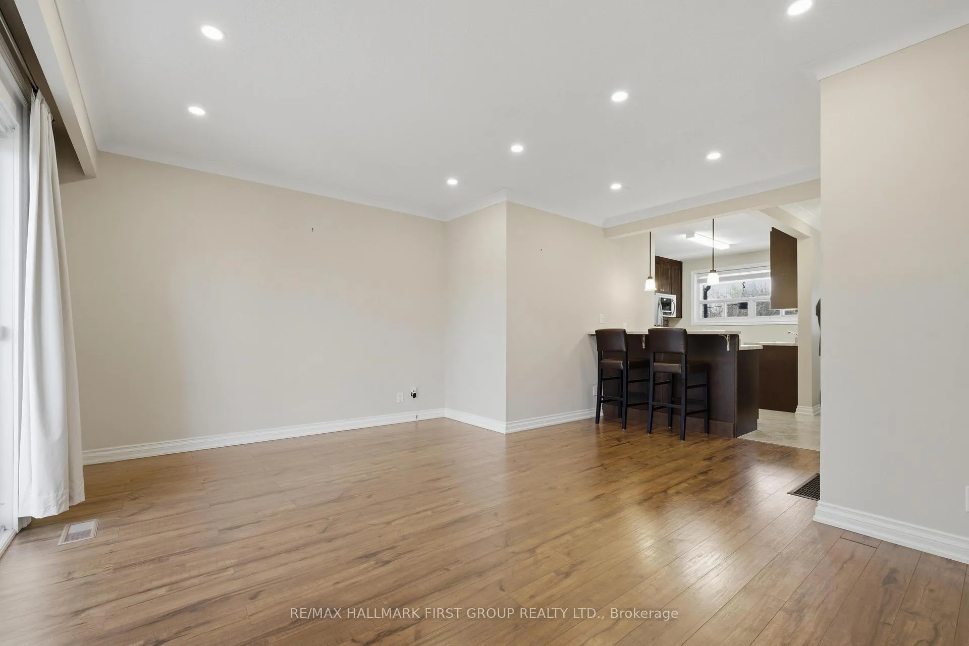 Photo 6 of Unit Main, 303 Rossland Road W, Whitby, Williamsburg — HOMEH