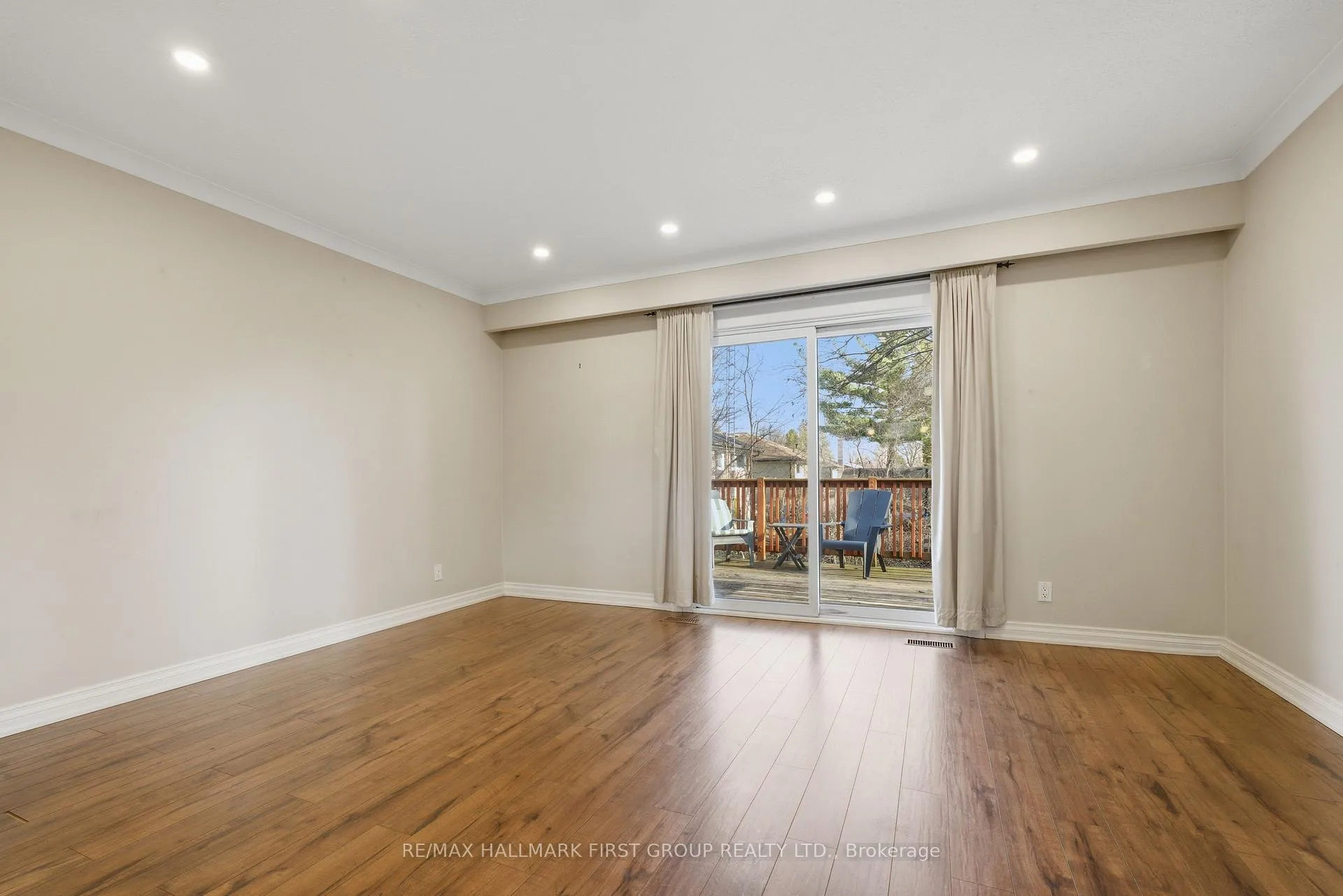 Photo 7 of Unit Main, 303 Rossland Road W, Whitby, Williamsburg — HOMEH