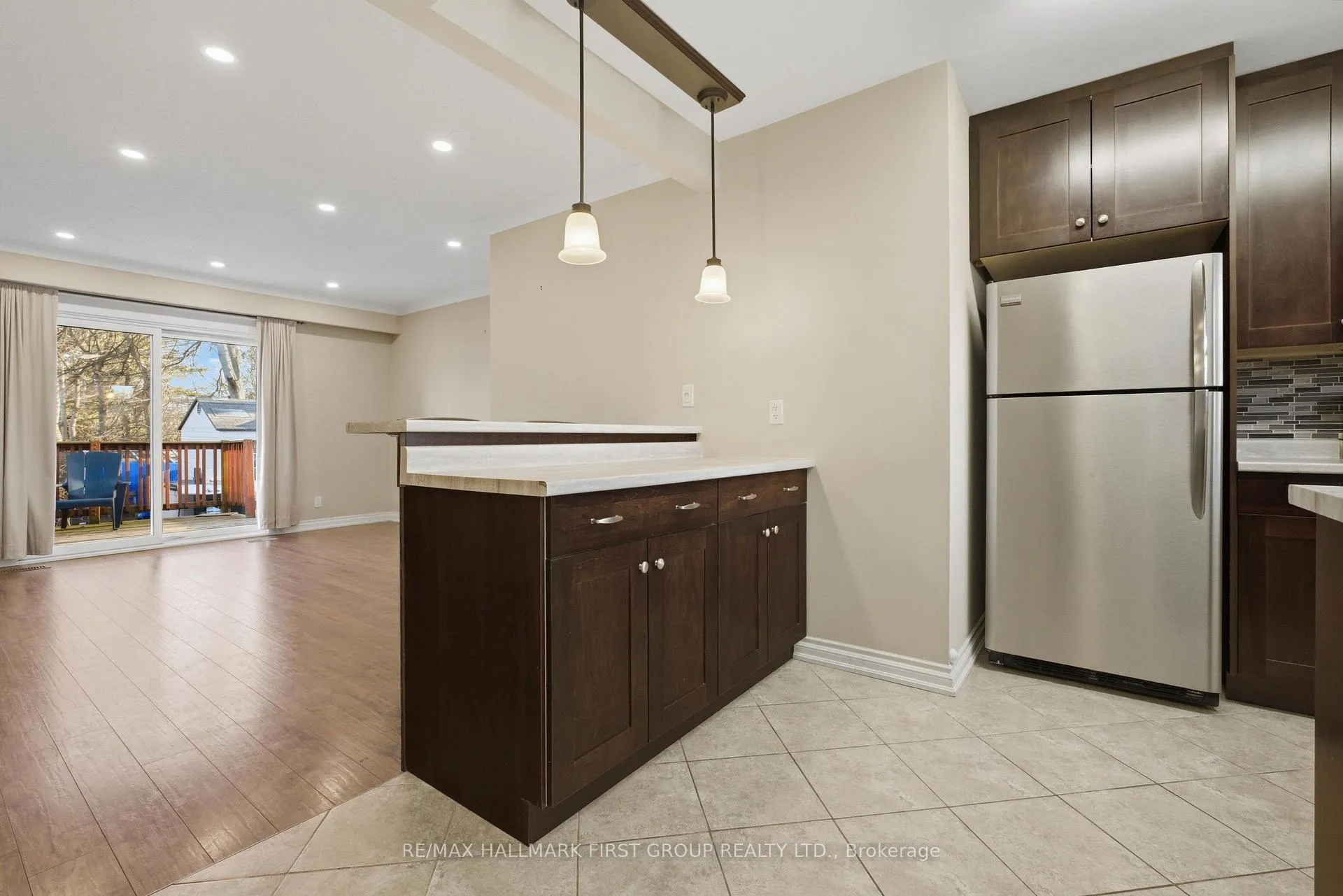 Photo 9 of Unit Main, 303 Rossland Road W, Whitby, Williamsburg — HOMEH