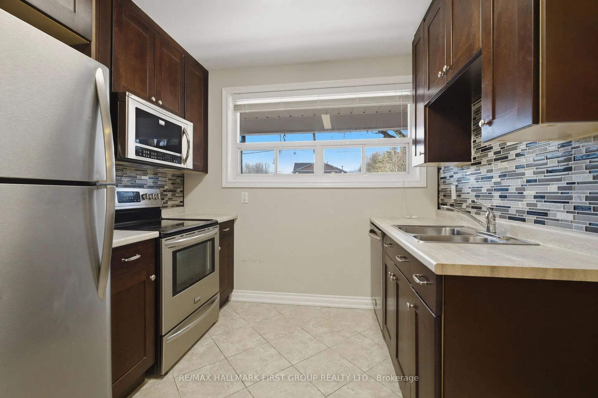 Photo 11 of Unit Main, 303 Rossland Road W, Whitby, Williamsburg — HOMEH