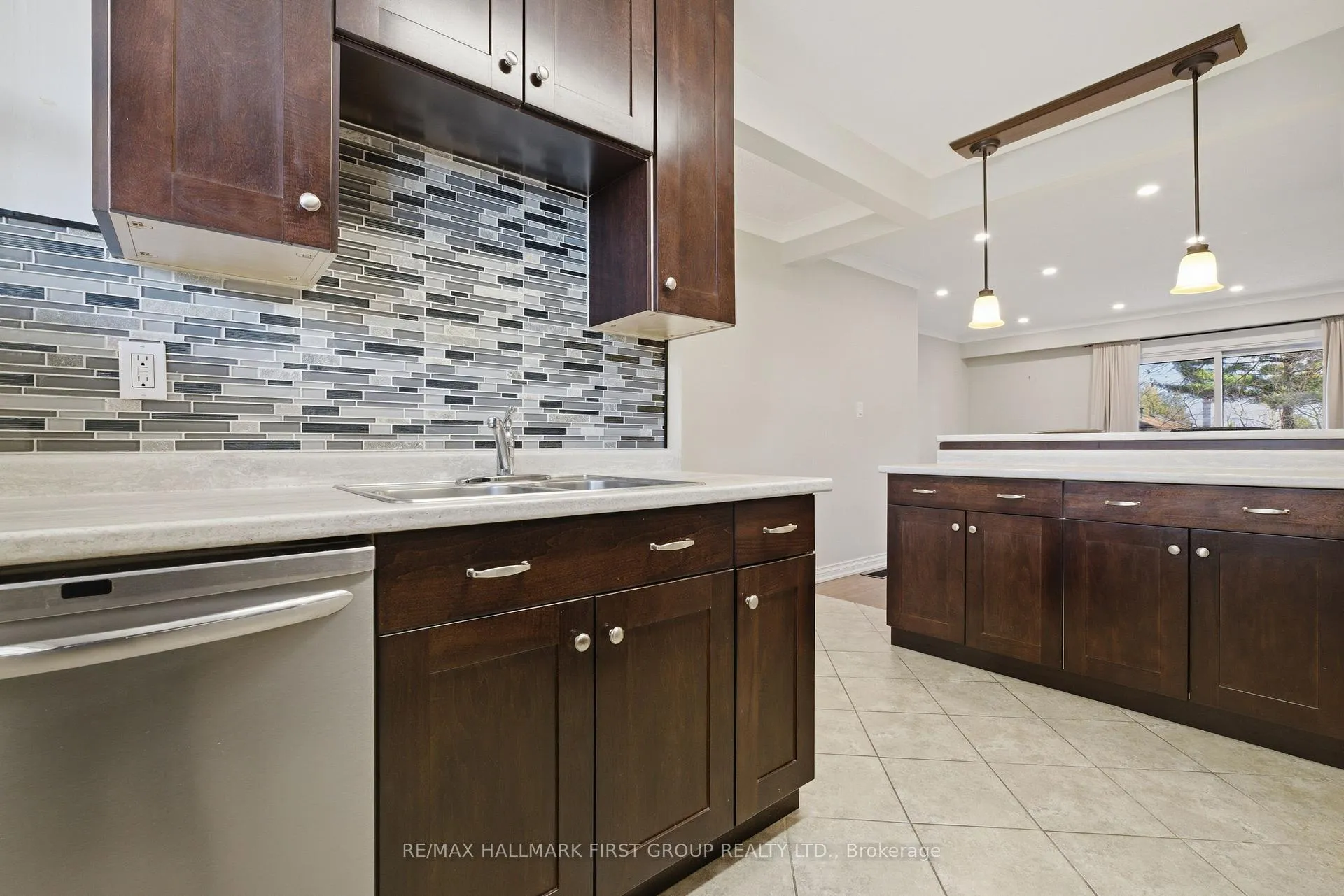 Photo 13 of Unit Main, 303 Rossland Road W, Whitby, Williamsburg — HOMEH