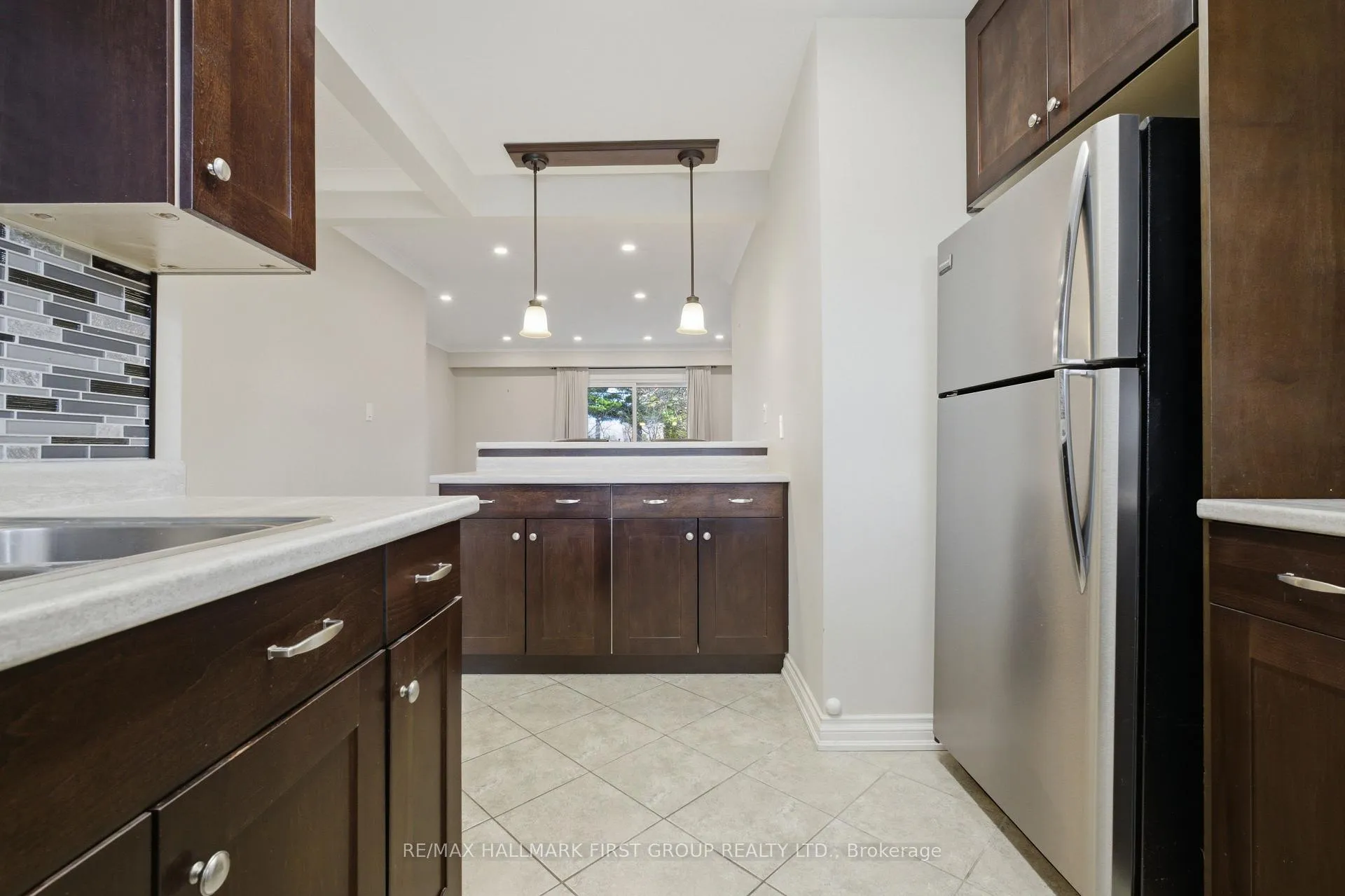 Photo 14 of Unit Main, 303 Rossland Road W, Whitby, Williamsburg — HOMEH