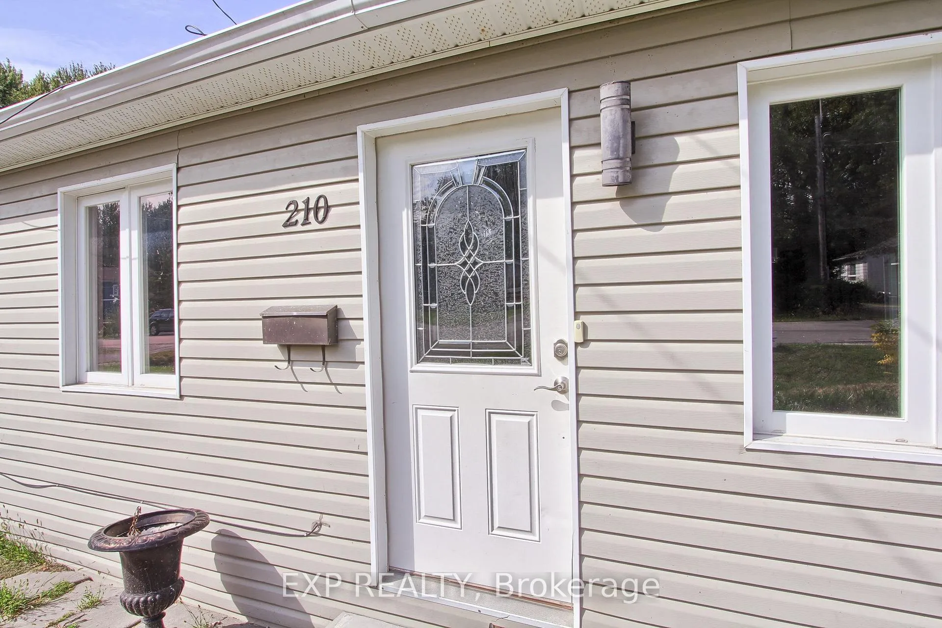 Photo 6 of 210 Bayview Avenue, Georgina, Keswick South — HOMEH