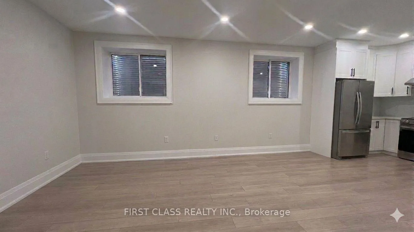 Photo 3 of 107 Lankin Boulevard, Toronto, East York — HOMEH