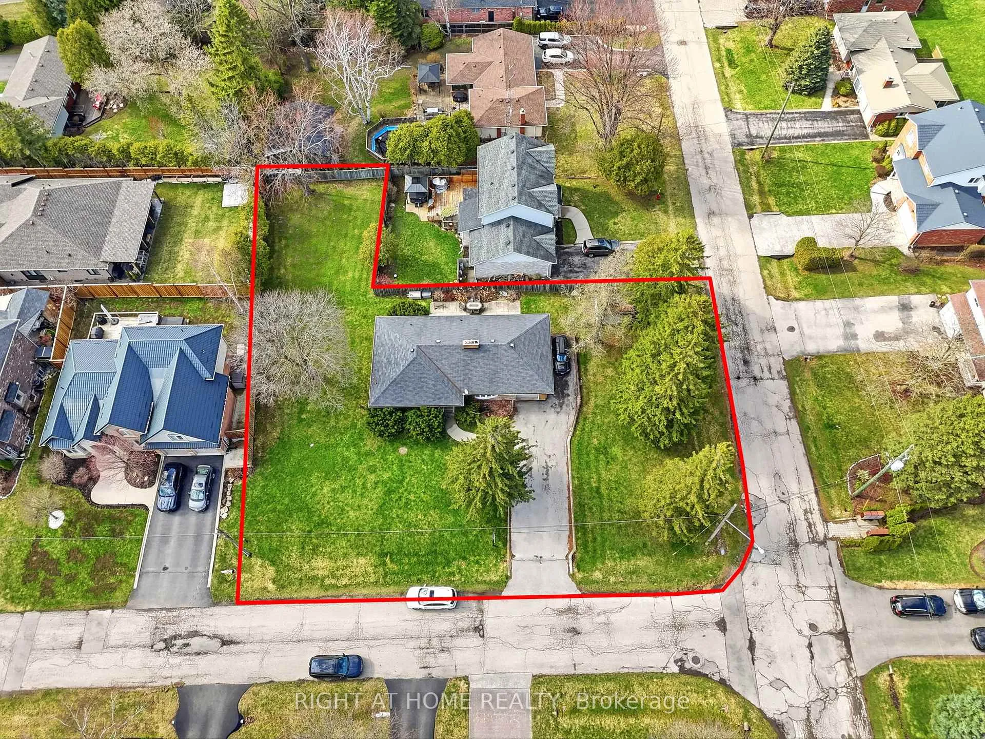 Photo 2 of 13 Westview Crescent, Hamilton, Waterdown — HOMEH
