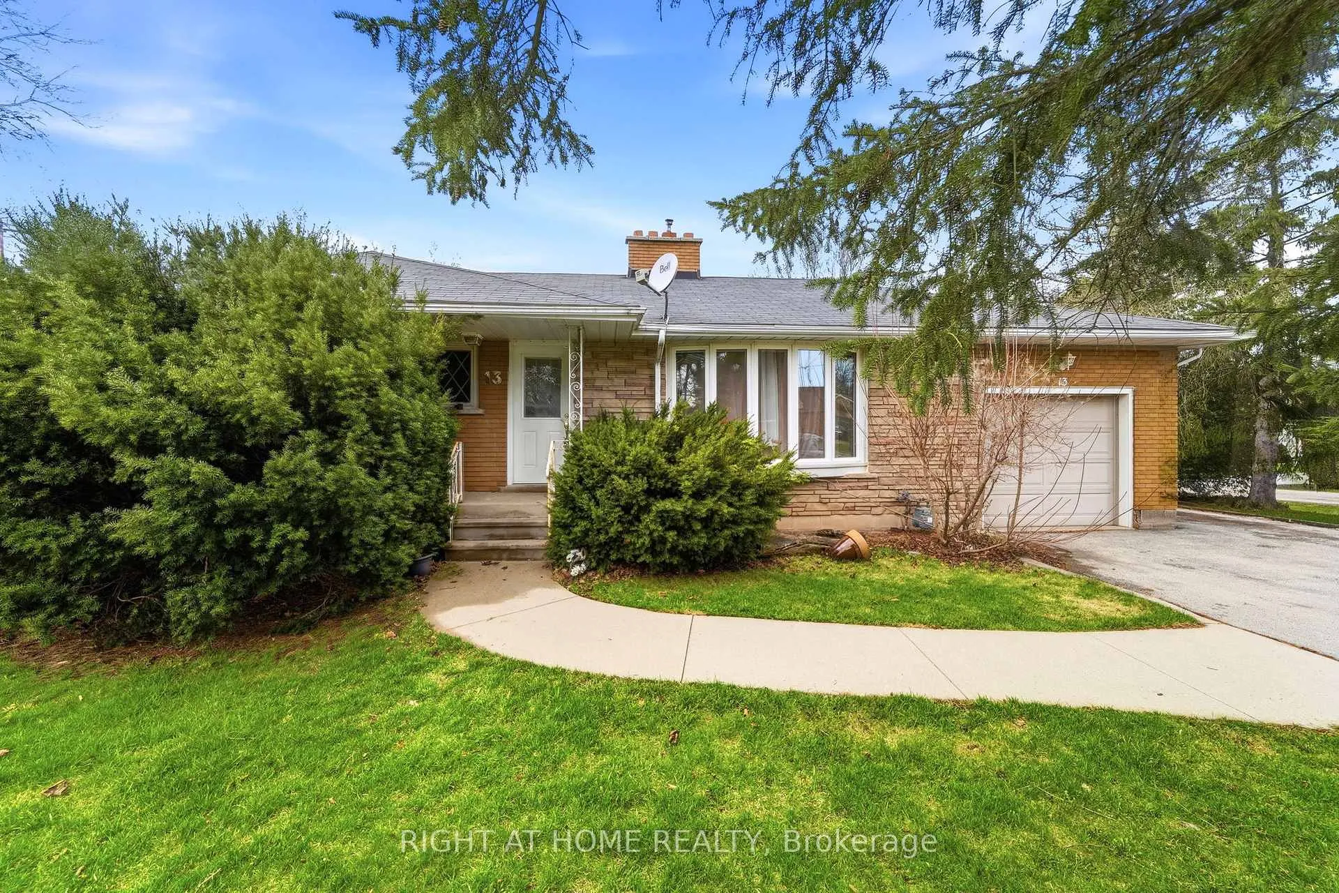 Photo 3 of 13 Westview Crescent, Hamilton, Waterdown — HOMEH