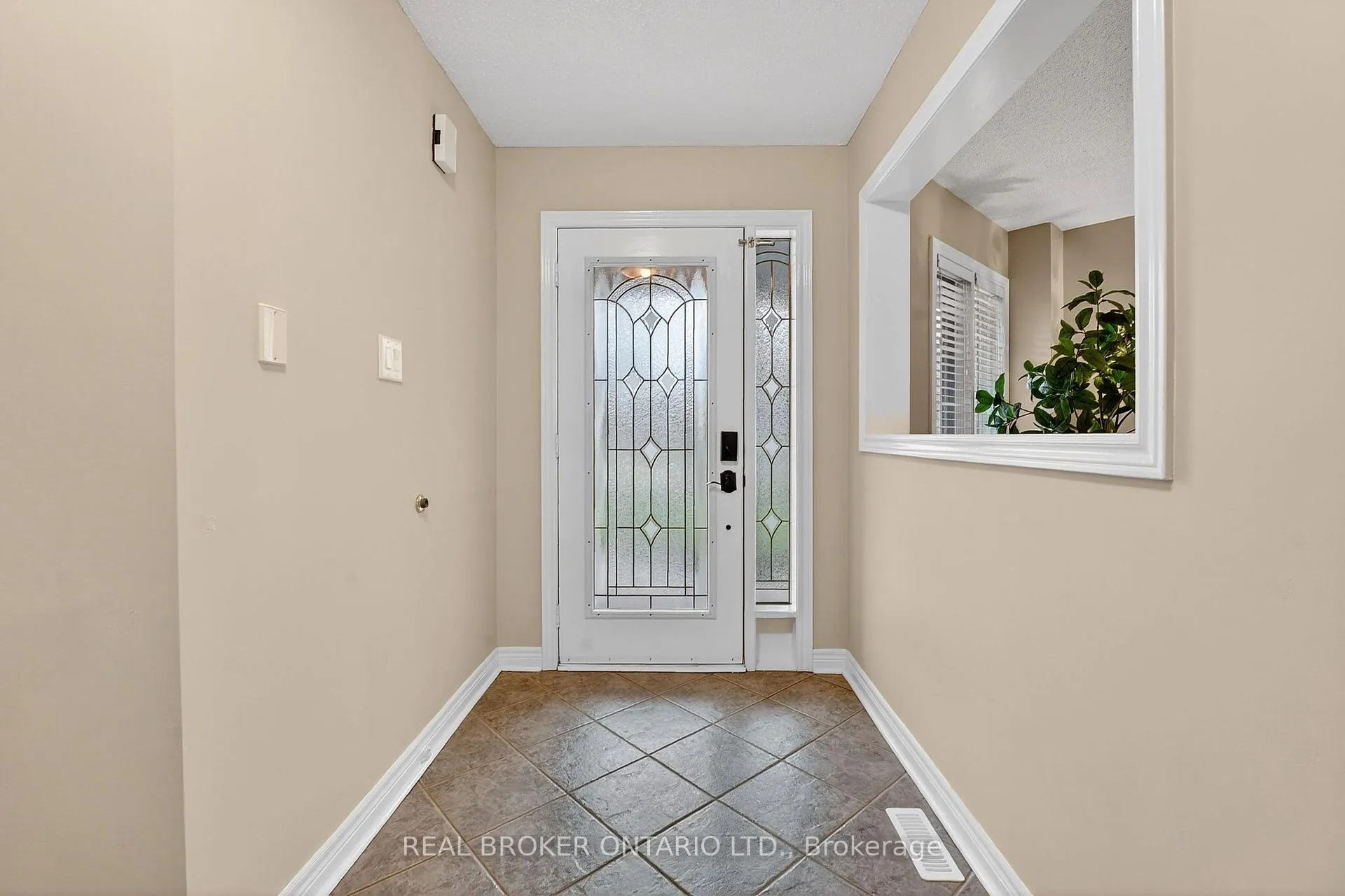 Photo 6 of 24 Shetland Drive, Hamilton, Waterdown — HOMEH