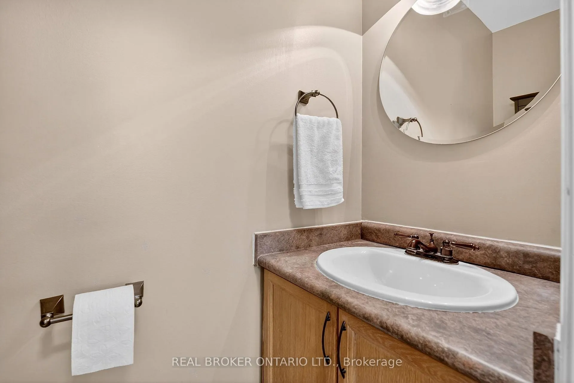 Photo 13 of 24 Shetland Drive, Hamilton, Waterdown — HOMEH