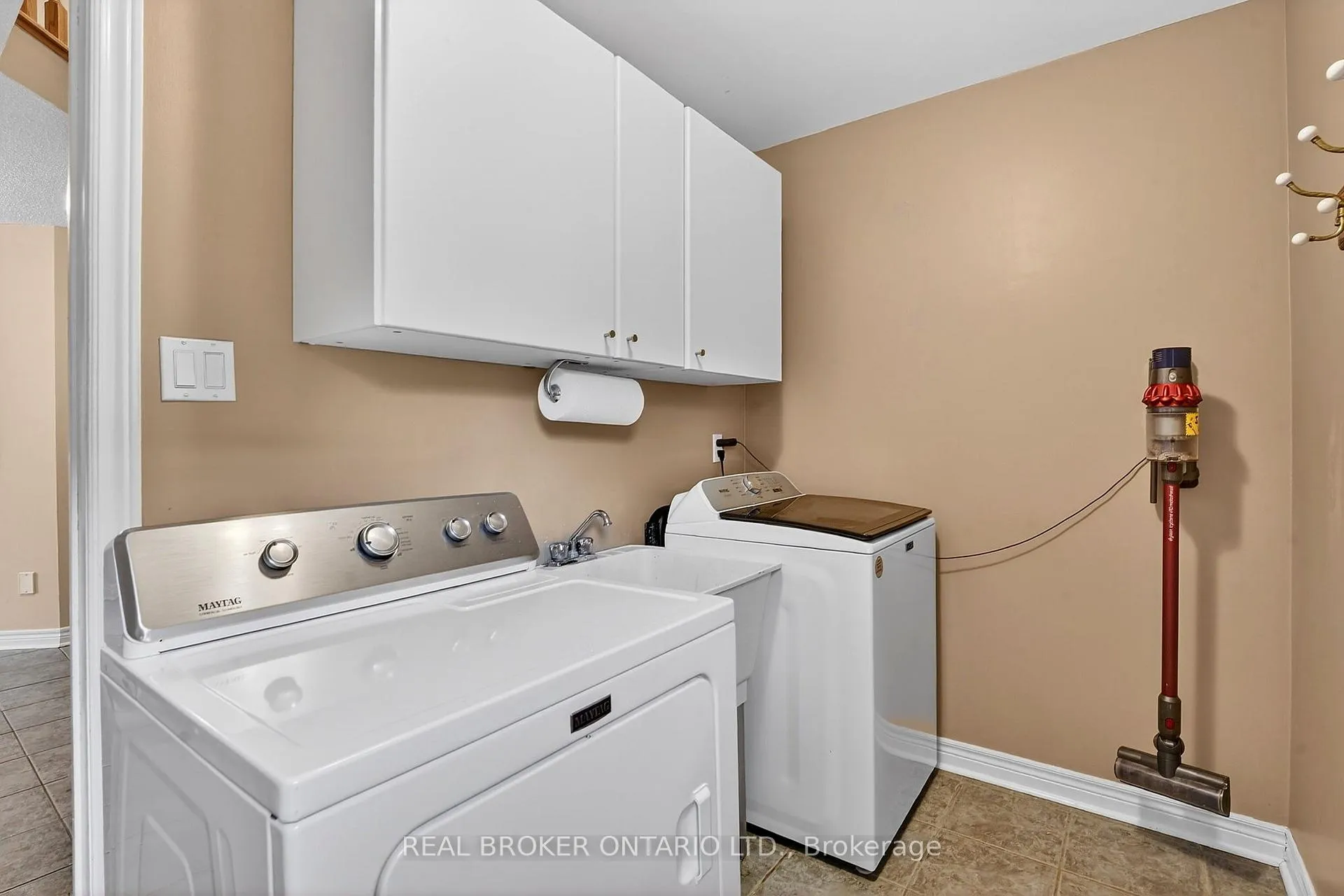 Photo 23 of 24 Shetland Drive, Hamilton, Waterdown — HOMEH