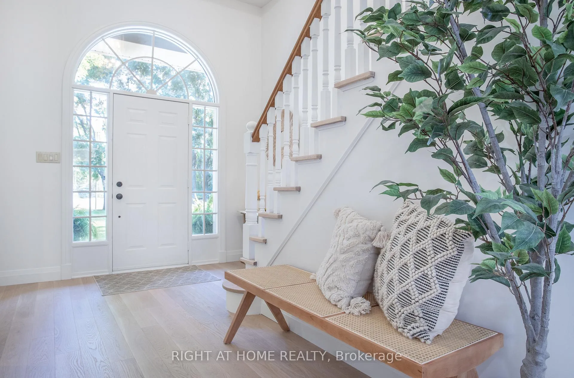 Photo 5 of 27 Timberlane Court, Clarington, Rural Clarington — HOMEH