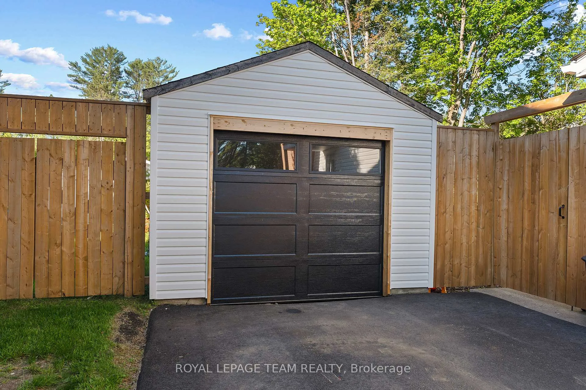 Photo 4 of 25 Frontenac Crescent, Deep River — HOMEH