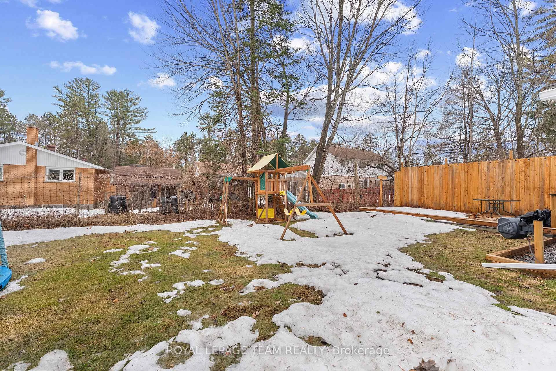 Photo 60 of 25 Frontenac Crescent, Deep River — HOMEH