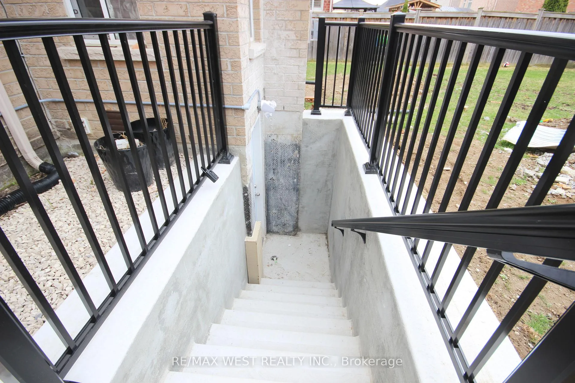 Photo 2 of Unit BSMT, 152 The Queensway, Barrie, Innis-Shore — HOMEH