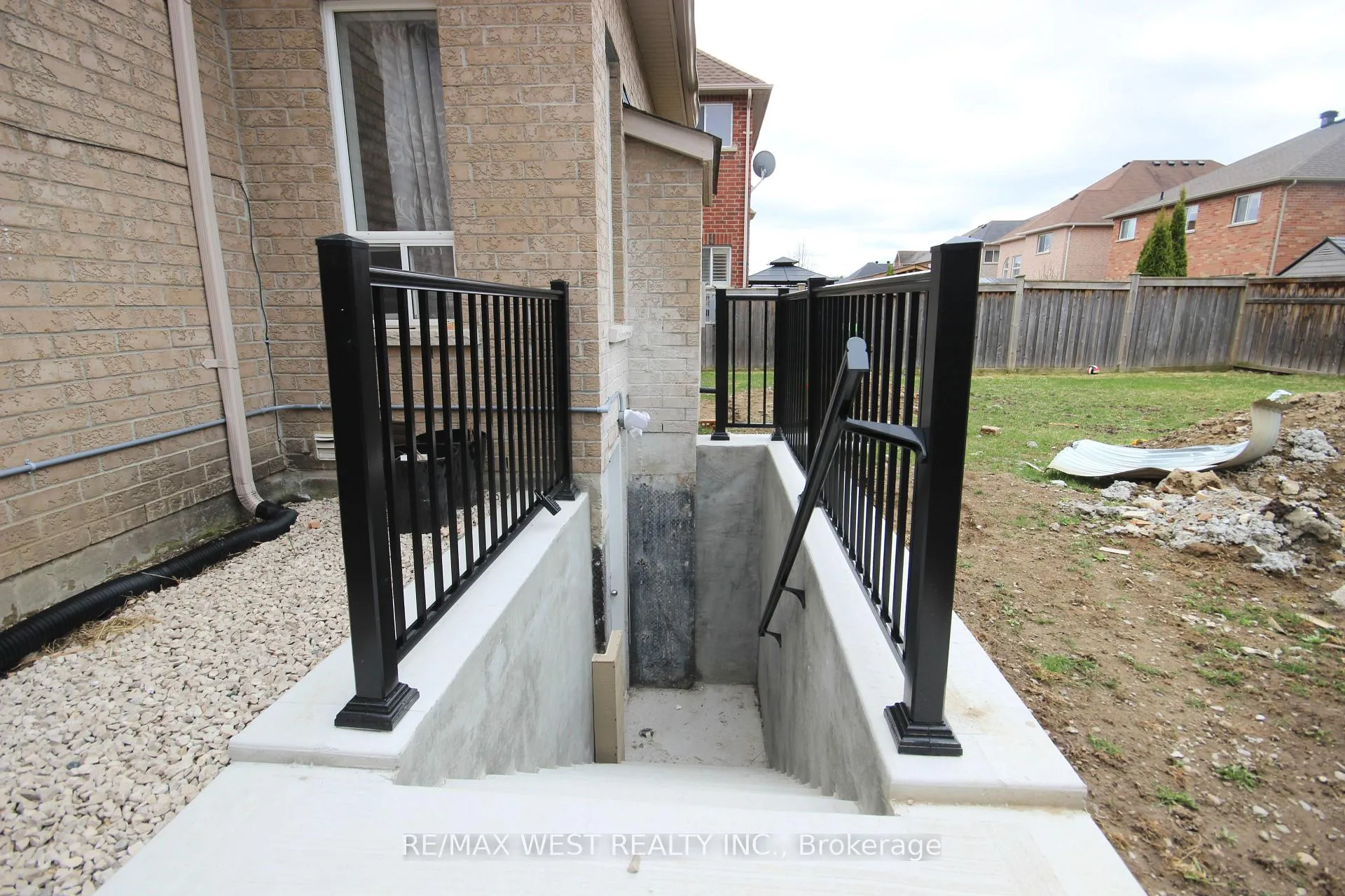 Photo 3 of Unit BSMT, 152 The Queensway, Barrie, Innis-Shore — HOMEH
