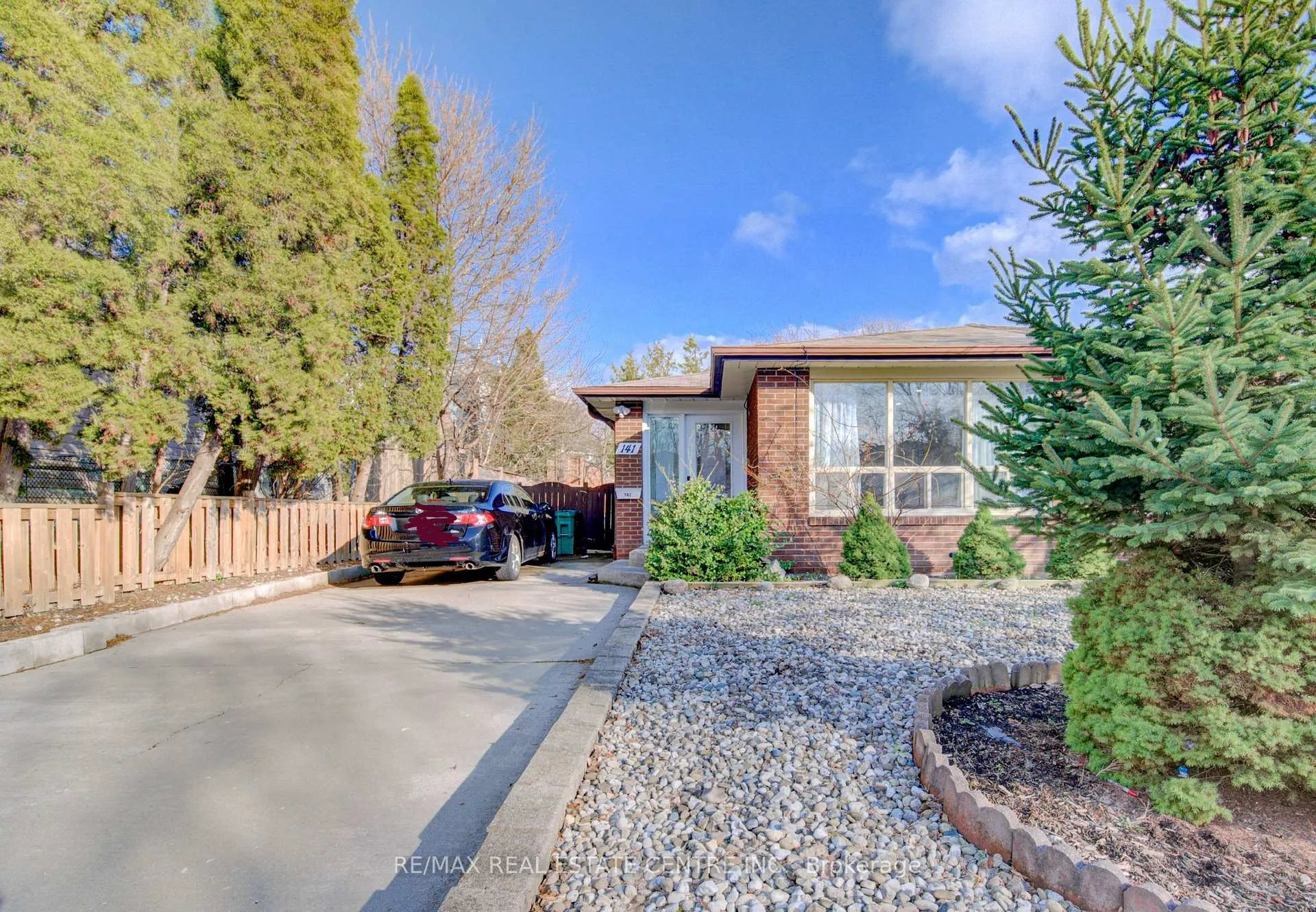 Photo 2 of 141 Mooregate Crescent, Kitchener — HOMEH