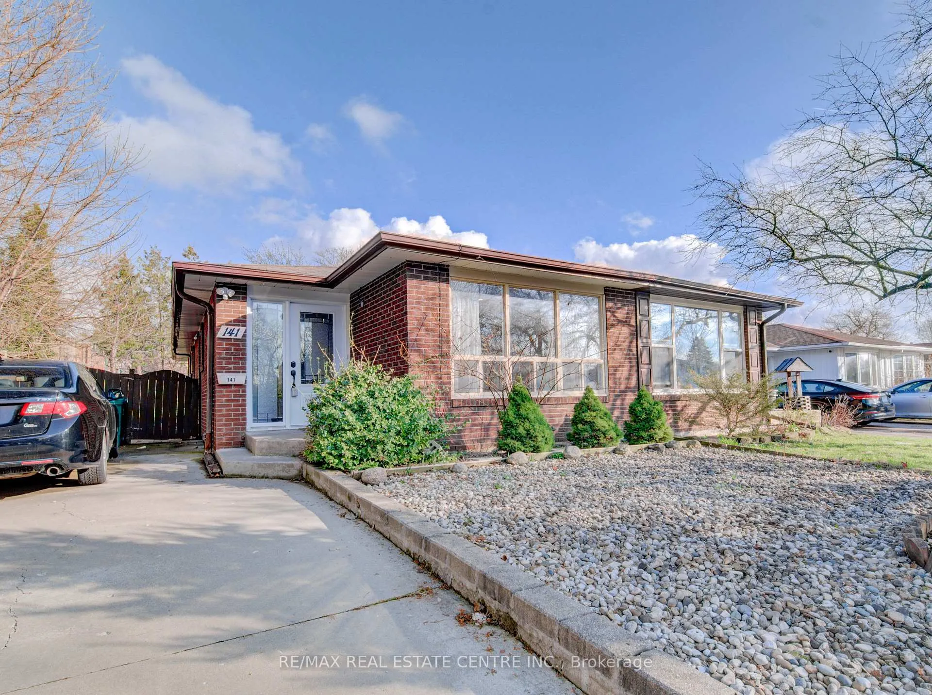 Photo 3 of 141 Mooregate Crescent, Kitchener — HOMEH