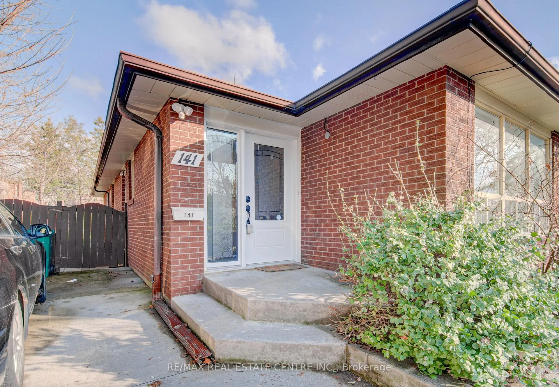 Photo 4 of 141 Mooregate Crescent, Kitchener — HOMEH