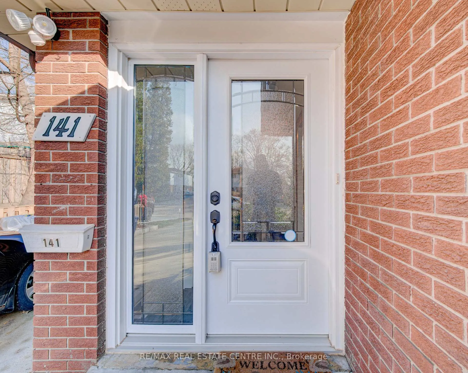 Photo 5 of 141 Mooregate Crescent, Kitchener — HOMEH
