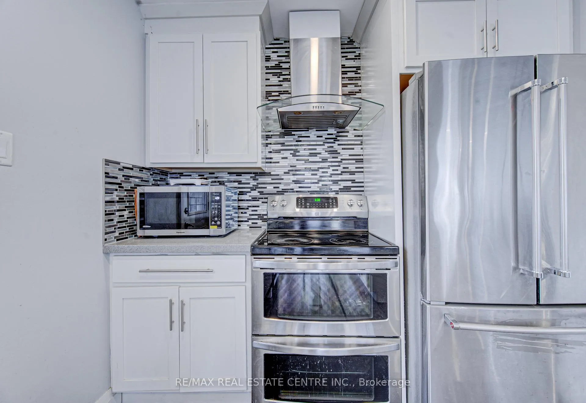 Photo 15 of 141 Mooregate Crescent, Kitchener — HOMEH