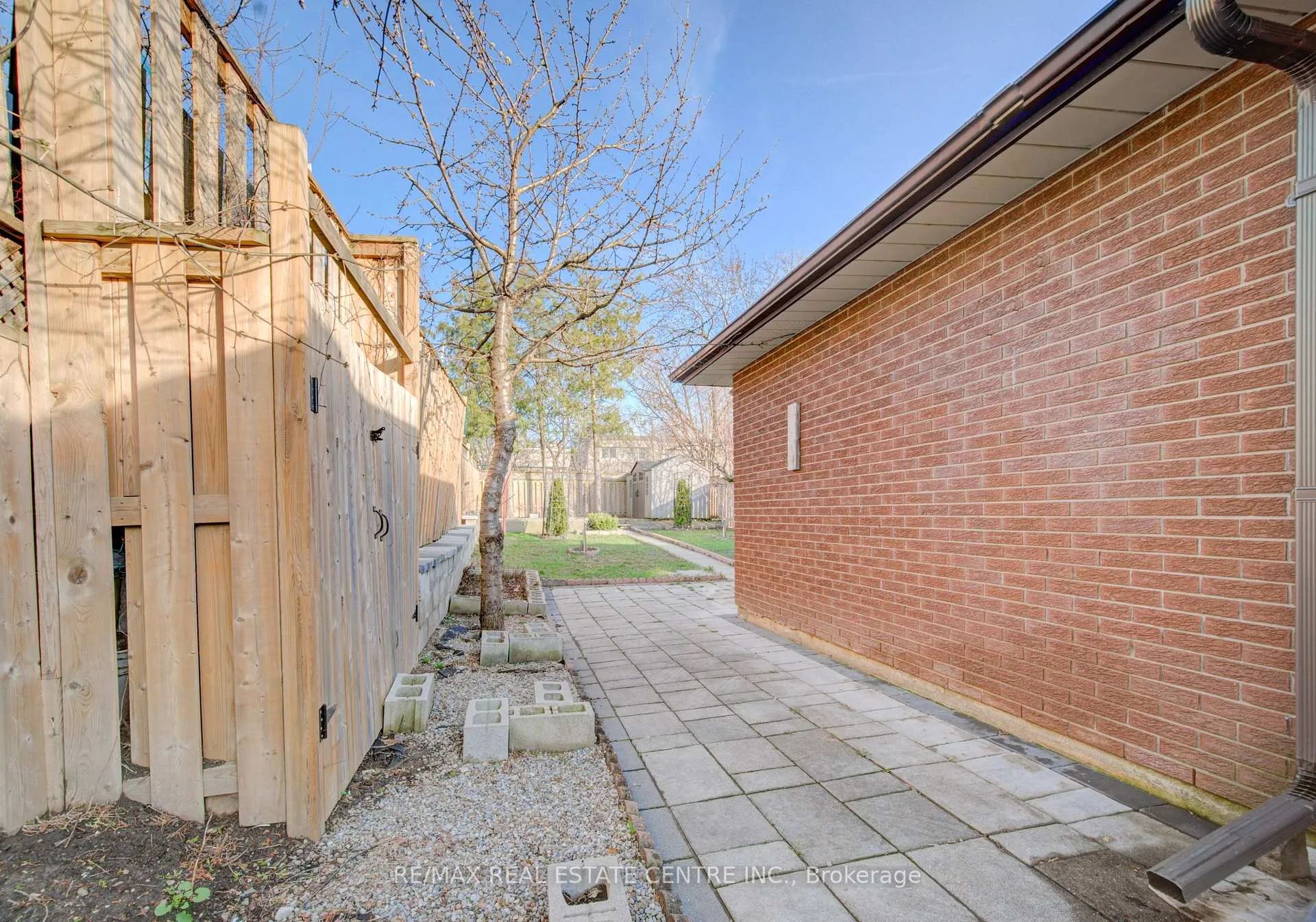 Photo 35 of 141 Mooregate Crescent, Kitchener — HOMEH
