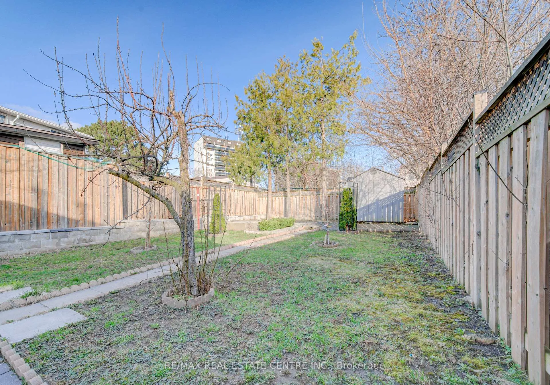 Photo 38 of 141 Mooregate Crescent, Kitchener — HOMEH