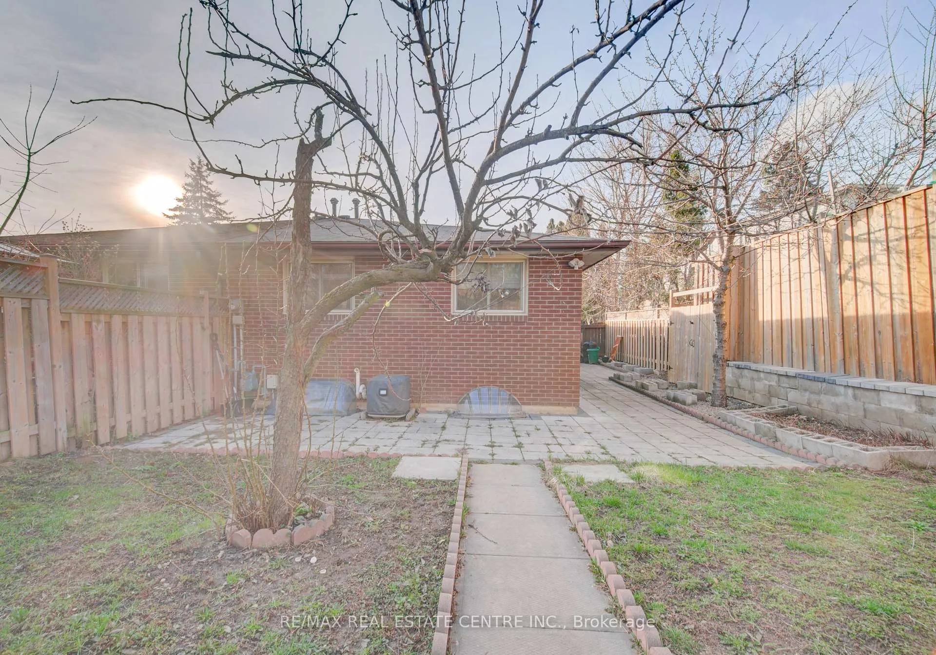 Photo 39 of 141 Mooregate Crescent, Kitchener — HOMEH
