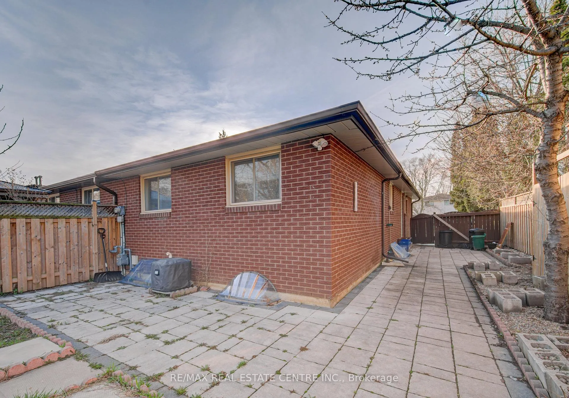 Photo 41 of 141 Mooregate Crescent, Kitchener — HOMEH