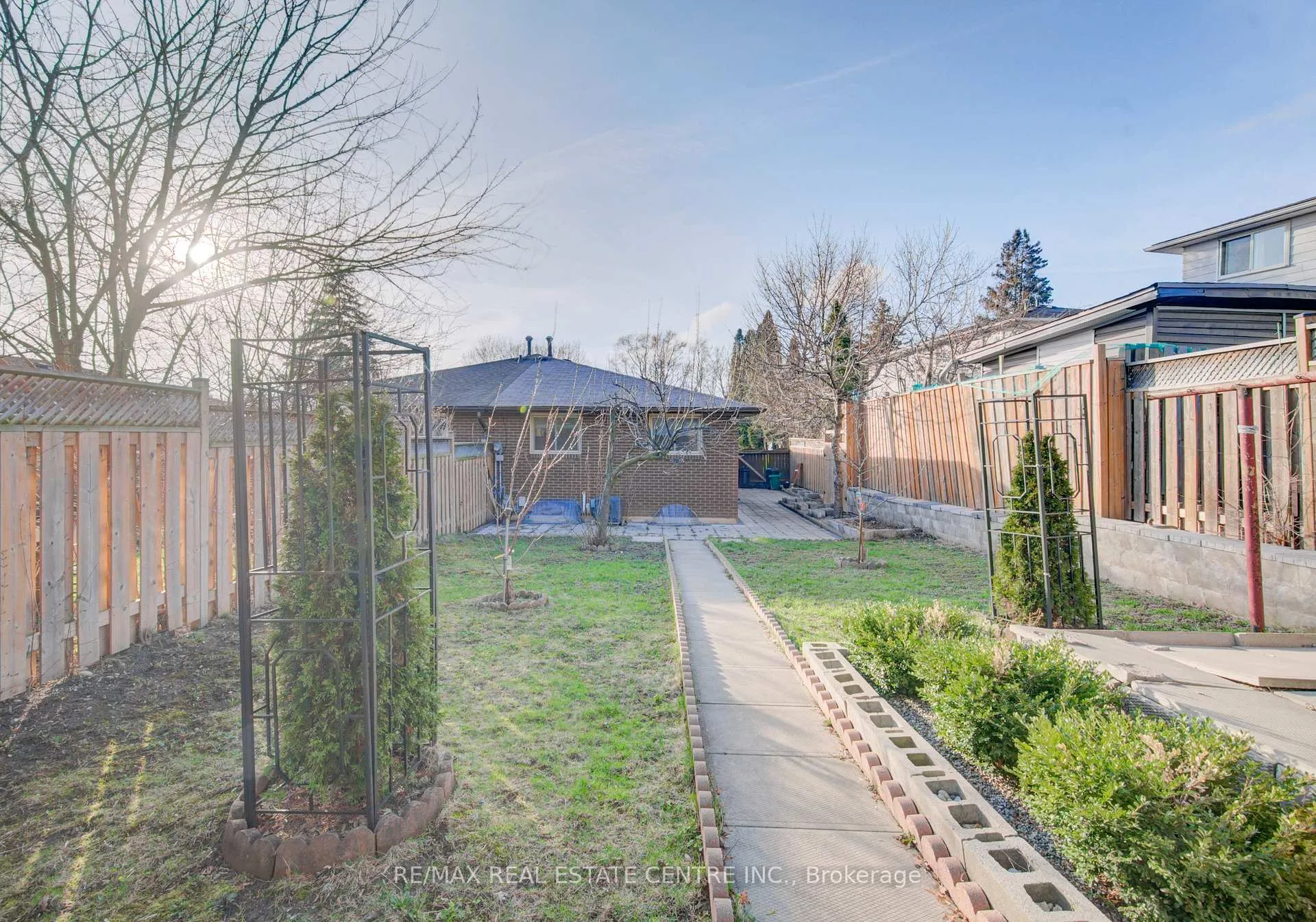 Photo 43 of 141 Mooregate Crescent, Kitchener — HOMEH