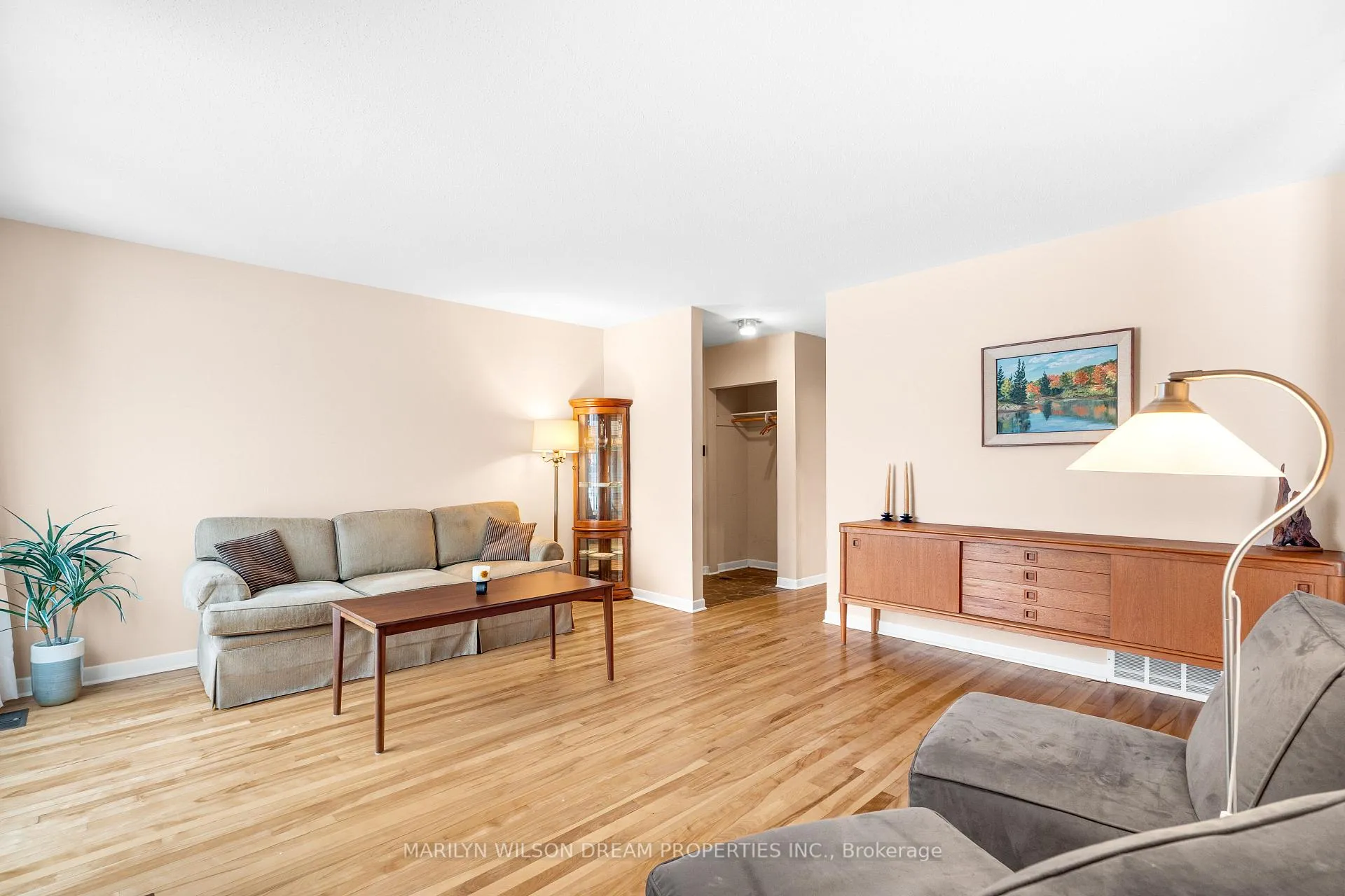 Photo 8 of 2422 Magnus Avenue, Ottawa, Hawthorne Meadows — HOMEH