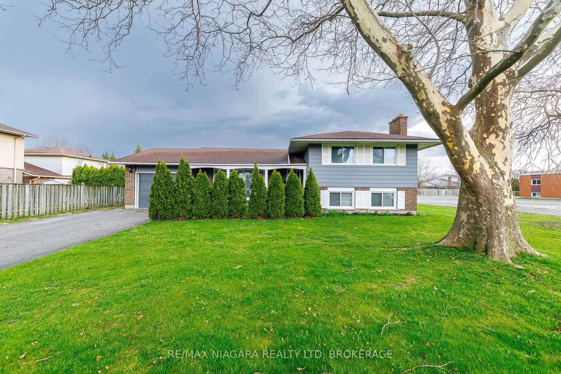 Photo 1 of 1 Royal Henley Boulevard, St. Catharines, Martindale Pond — HOMEH