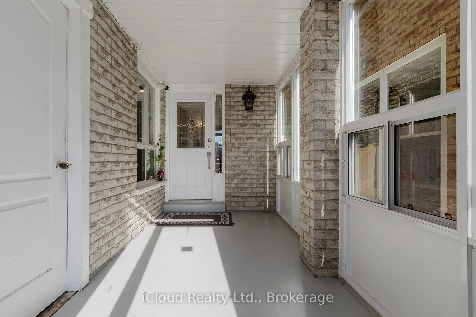 Photo 3 of 19 Goodwood Drive, Markham, Middlefield — HOMEH