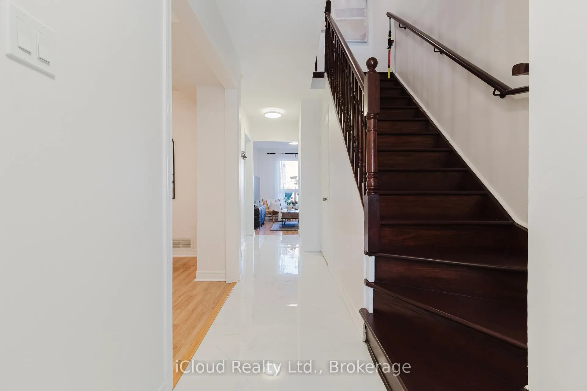 Photo 4 of 19 Goodwood Drive, Markham, Middlefield — HOMEH