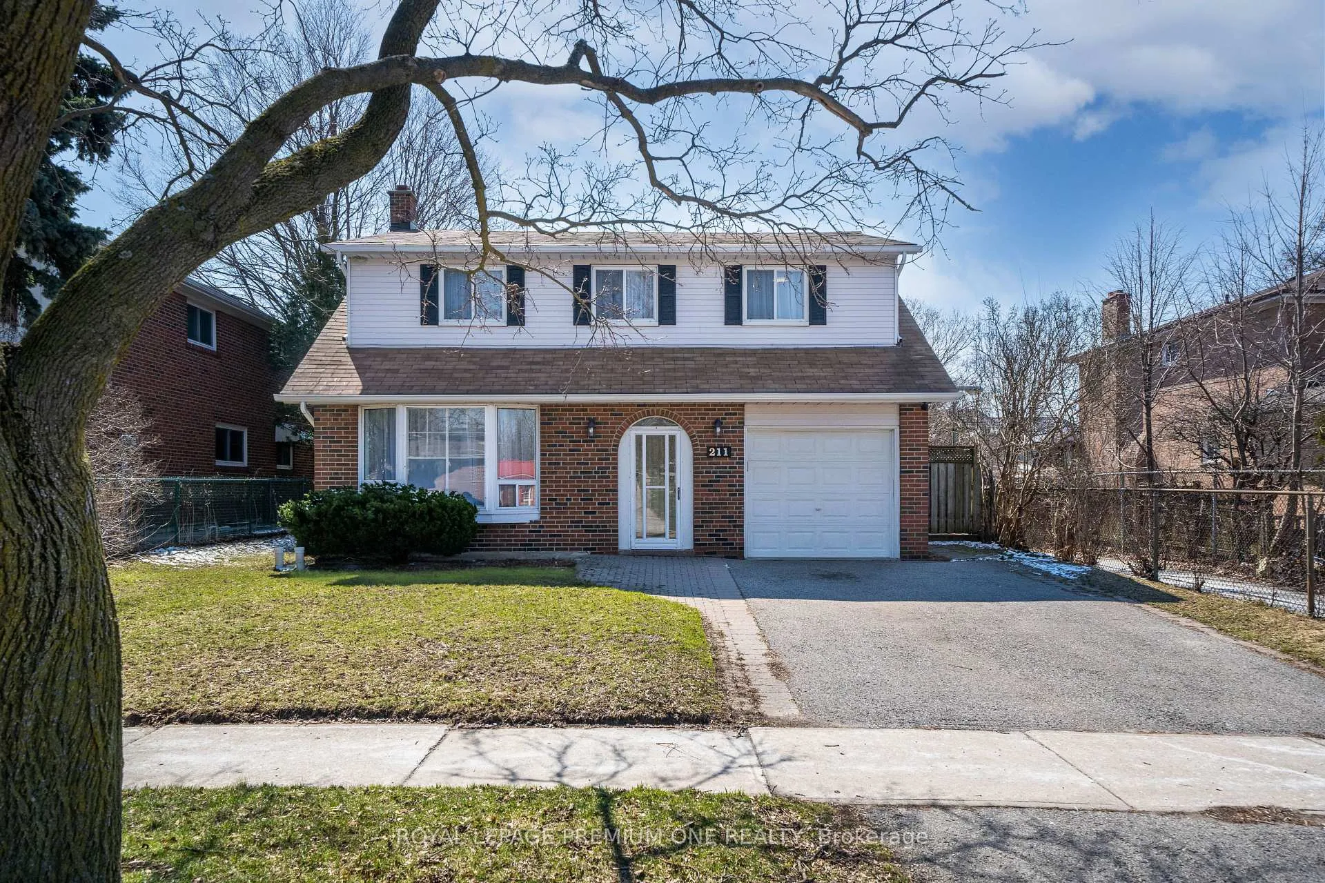 Photo 2 of 211 Chartland Boulevard S, Scarborough, Agincourt North — HOMEH
