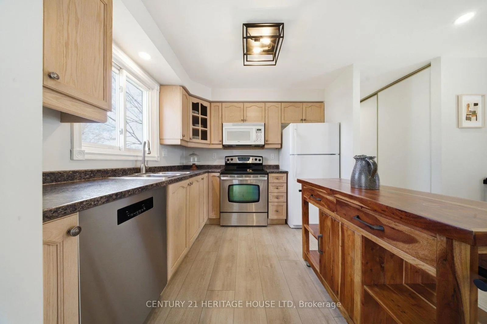 Photo 9 of 27 Jasper Street, Brantford — HOMEH
