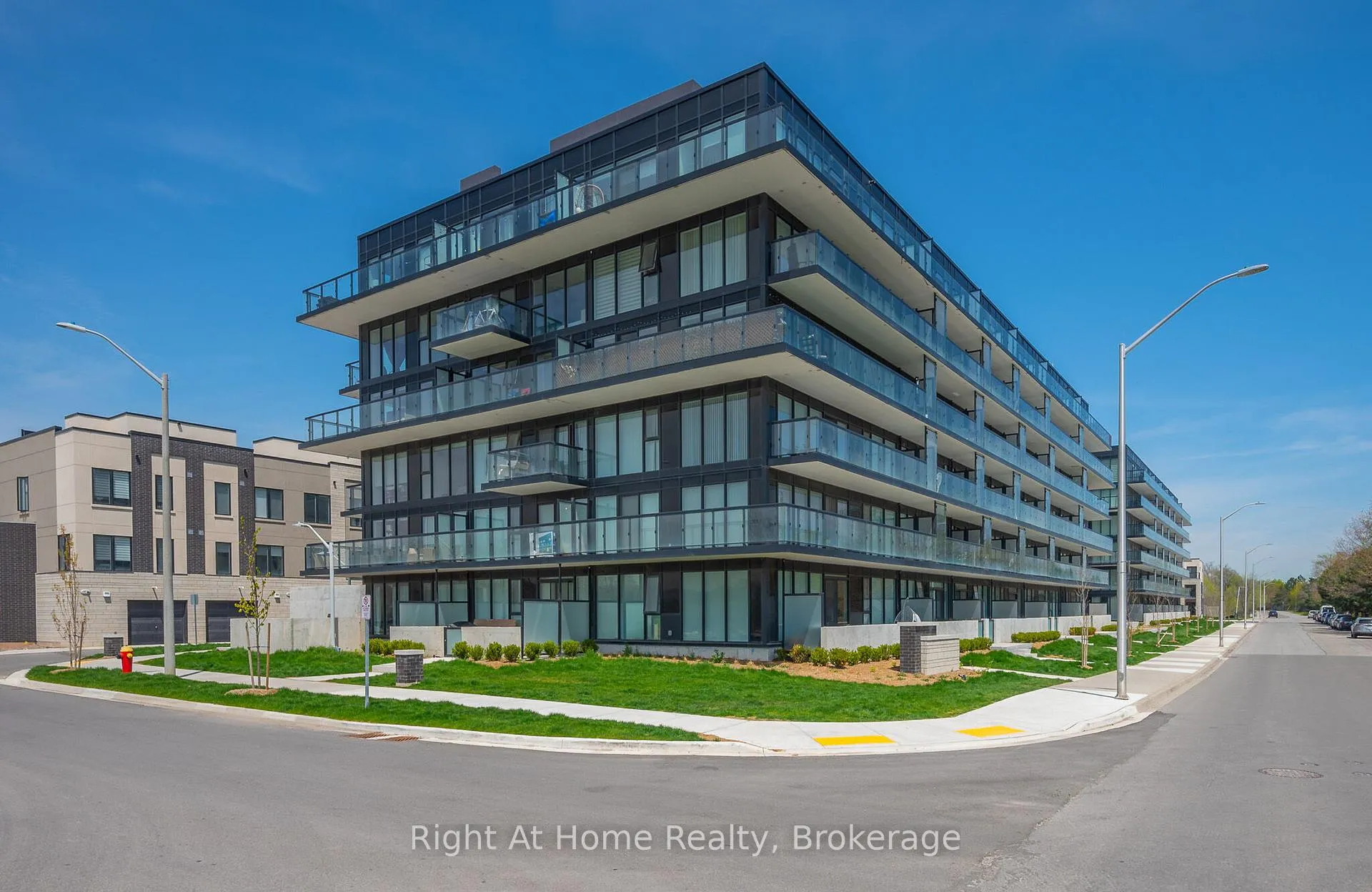 Photo 4 of Unit B426, 1119 Cooke Boulevard, Burlington, LaSalle — HOMEH