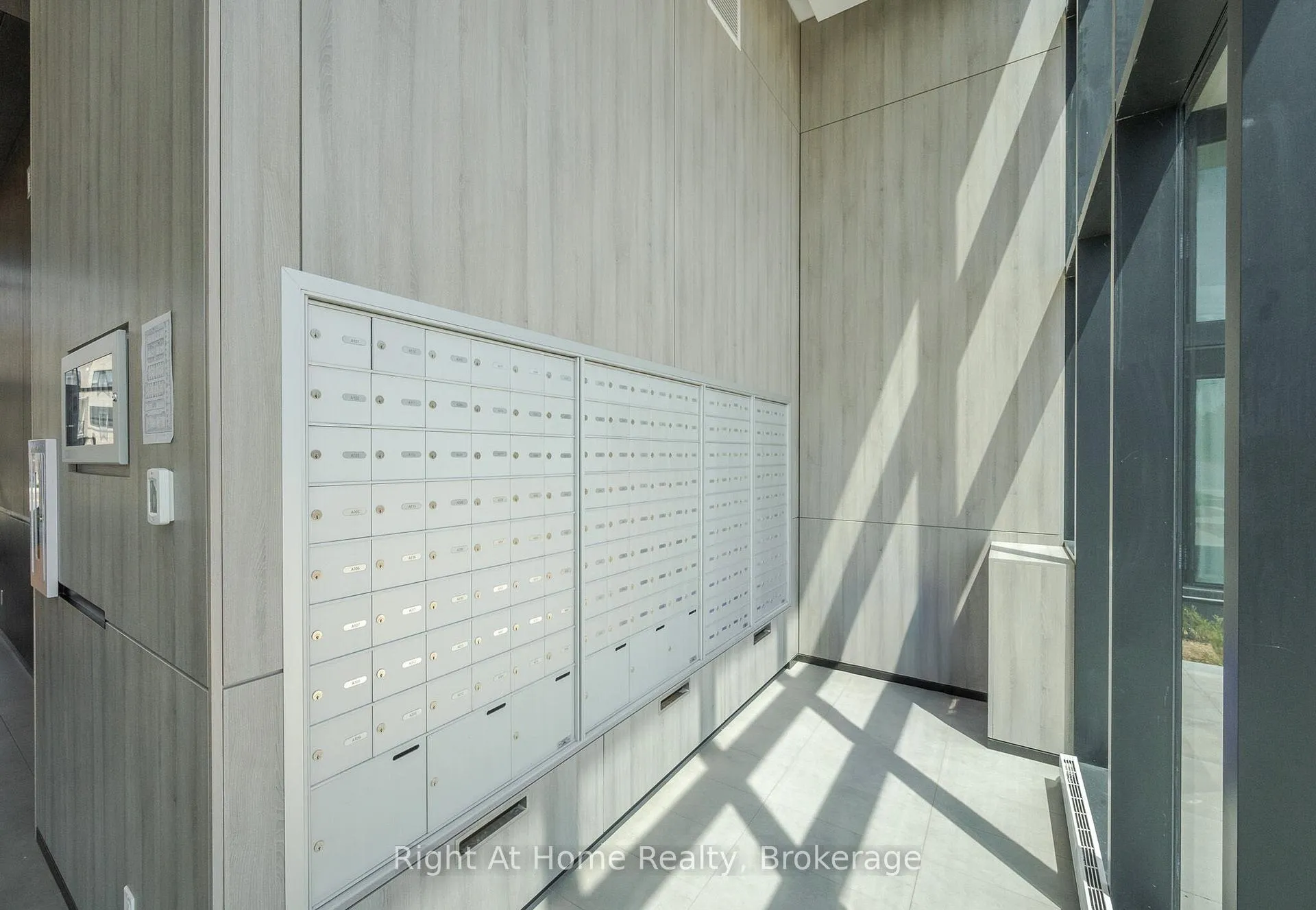 Photo 6 of Unit B426, 1119 Cooke Boulevard, Burlington, LaSalle — HOMEH