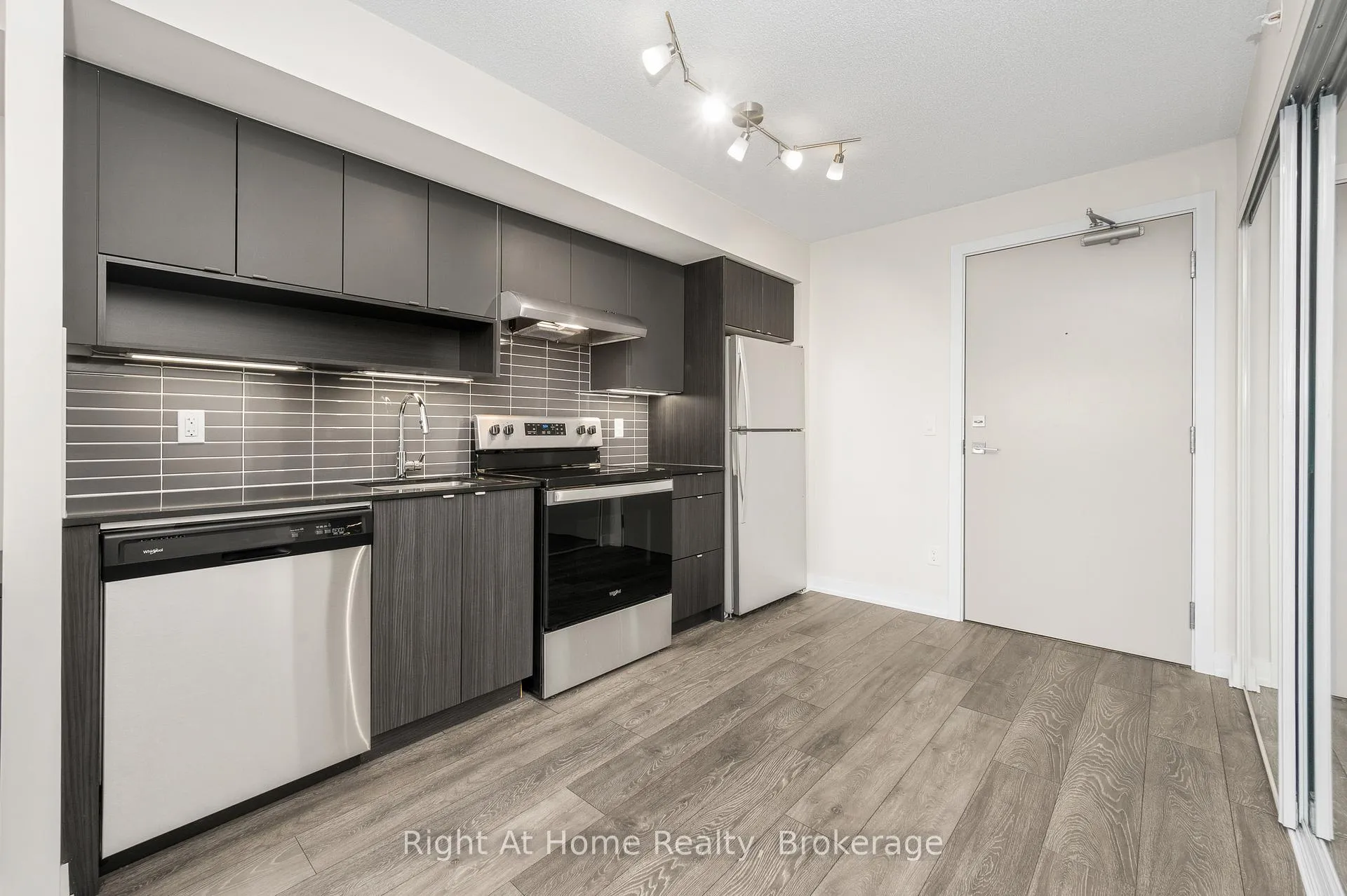 Photo 12 of Unit B426, 1119 Cooke Boulevard, Burlington, LaSalle — HOMEH