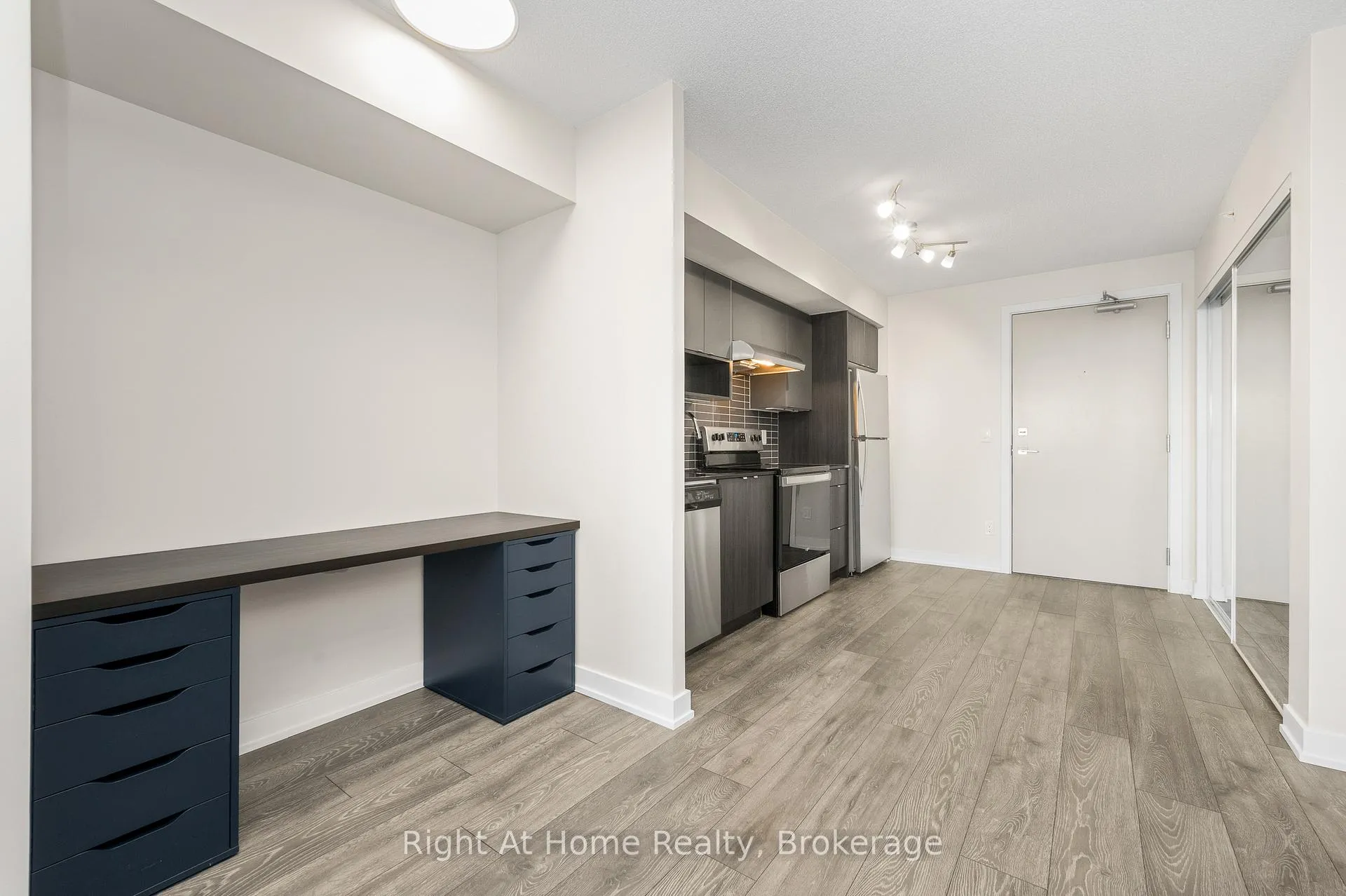 Photo 15 of Unit B426, 1119 Cooke Boulevard, Burlington, LaSalle — HOMEH