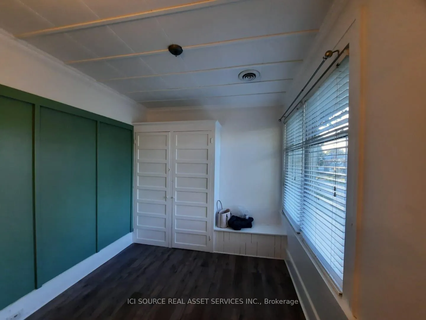 Front of Unit 2nd Floor, 206 Kent Street