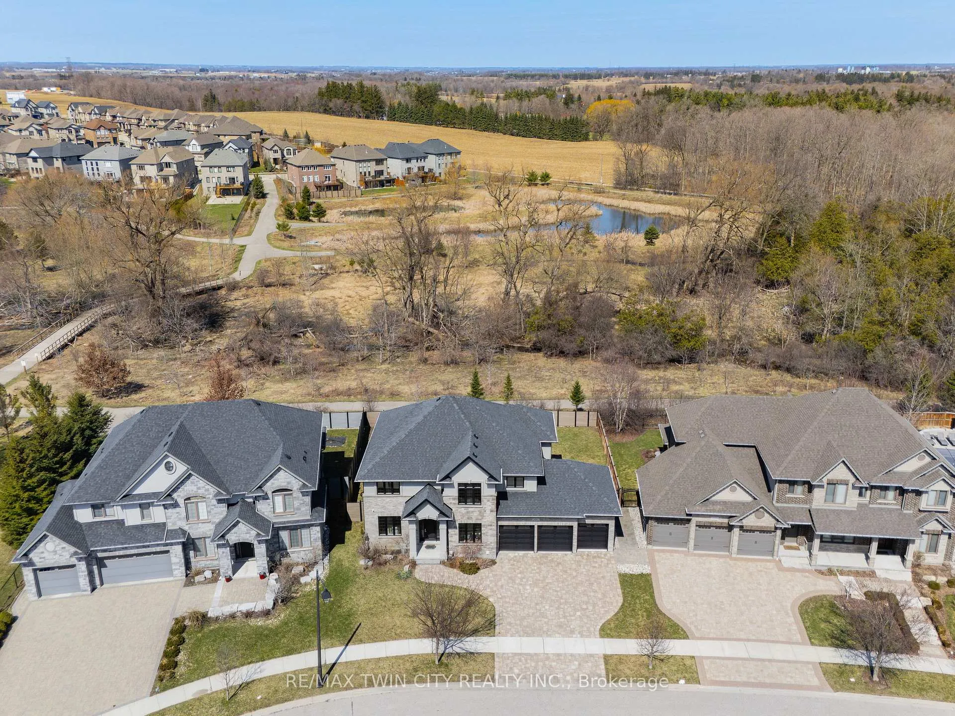 Photo 4 of 581 Manor Ridge Crescent, Waterloo — HOMEH