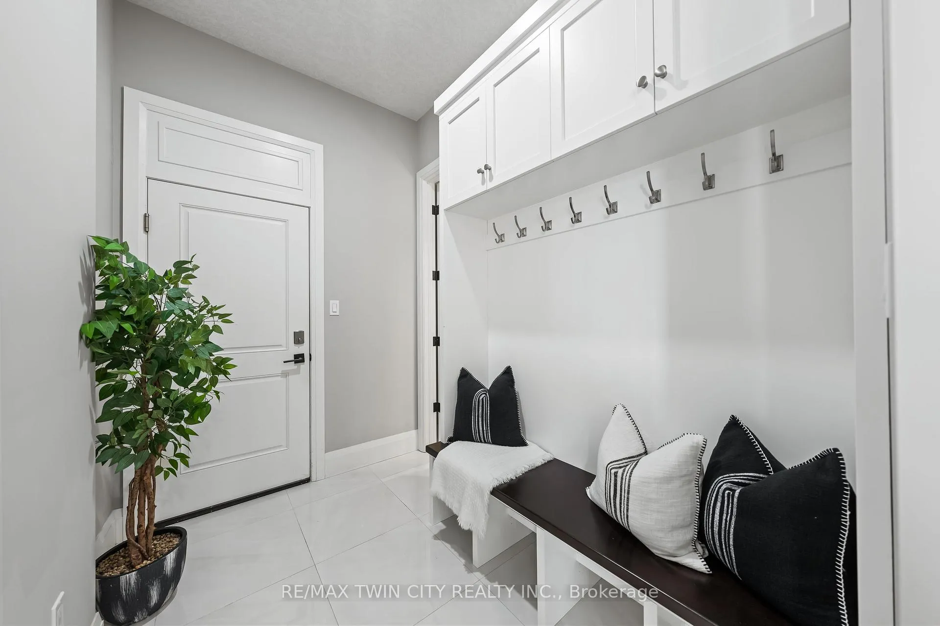 Photo 32 of 581 Manor Ridge Crescent, Waterloo — HOMEH