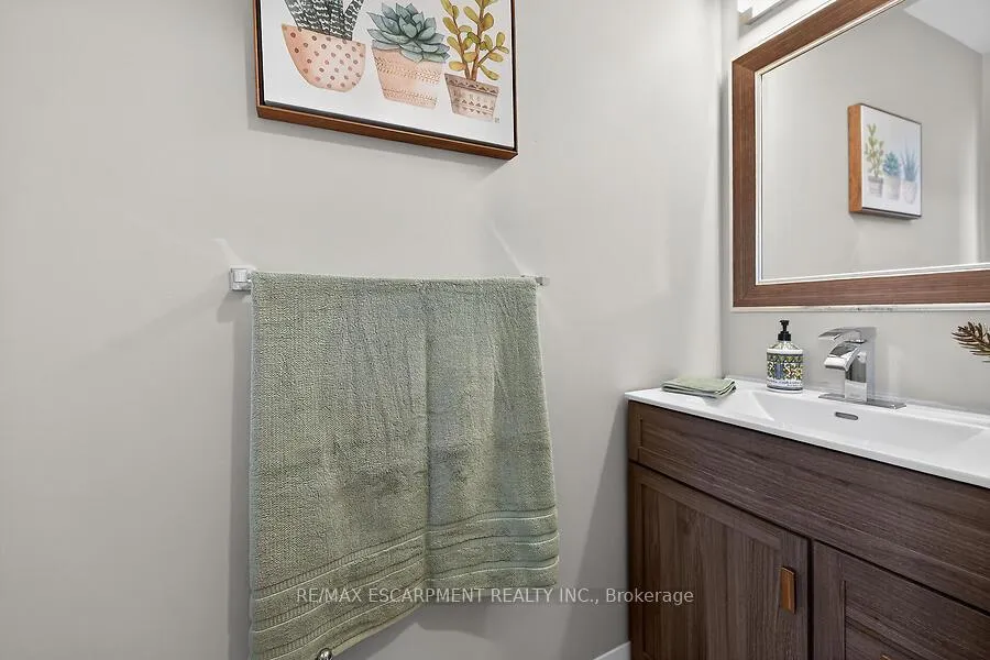Photo 5 of 53 Pinewoods Drive, Hamilton, Stoney Creek Mountain — HOMEH