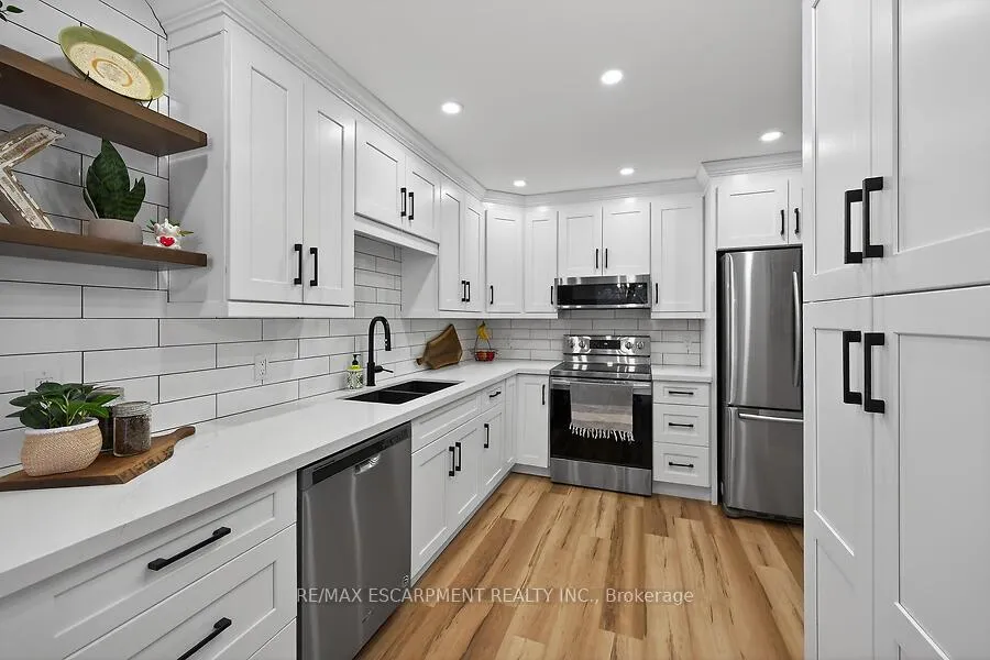 Photo 15 of 53 Pinewoods Drive, Hamilton, Stoney Creek Mountain — HOMEH