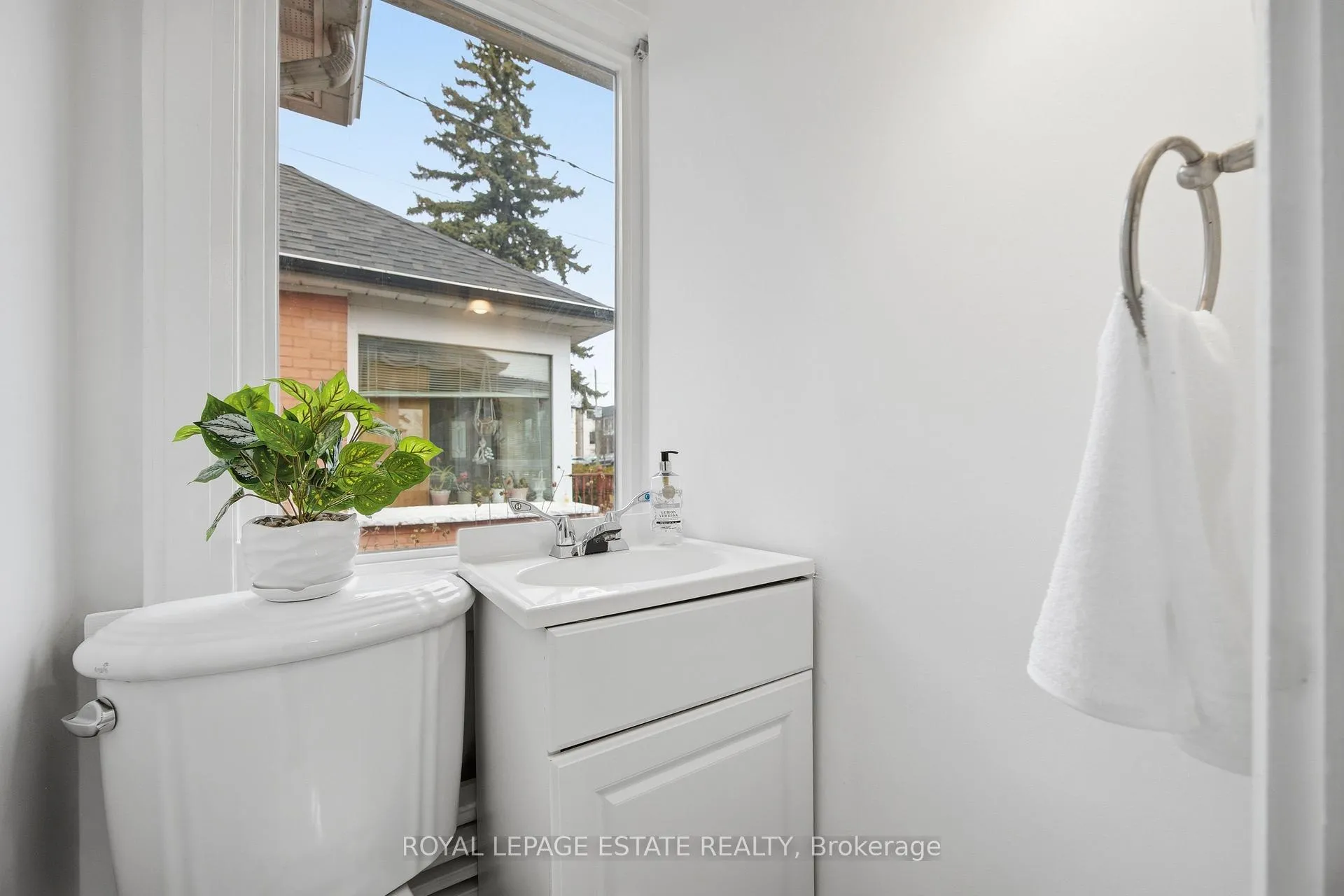 Photo 11 of 22 Medford Avenue, Scarborough, Oakridge — HOMEH